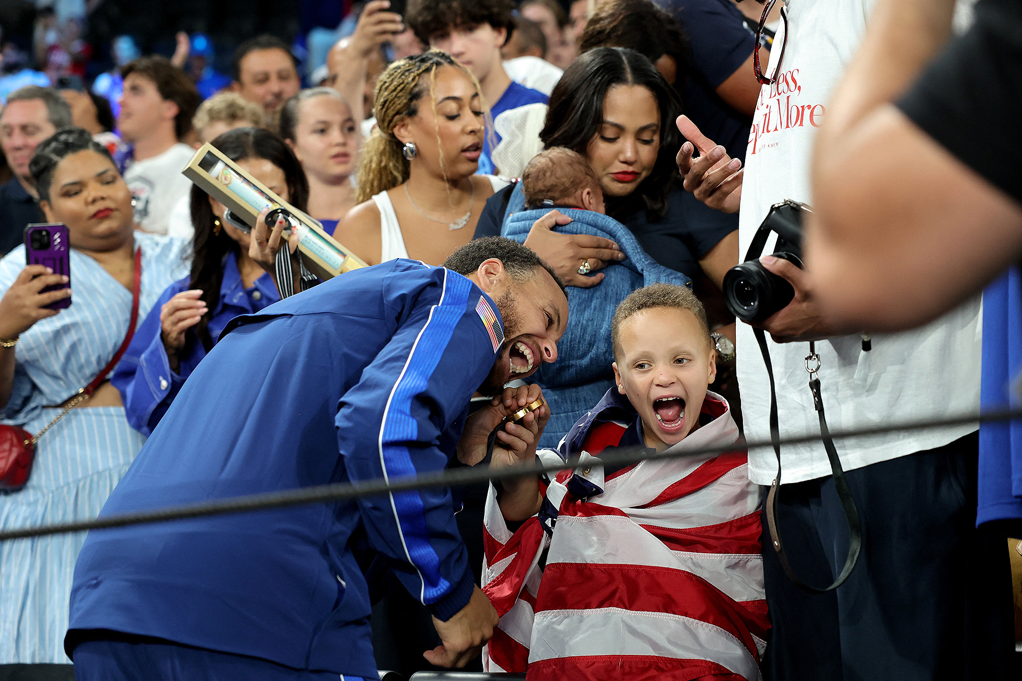 Steph Curry comemora conquista da medalha de ouro com a esposa Ayesha e os filhos pequenos