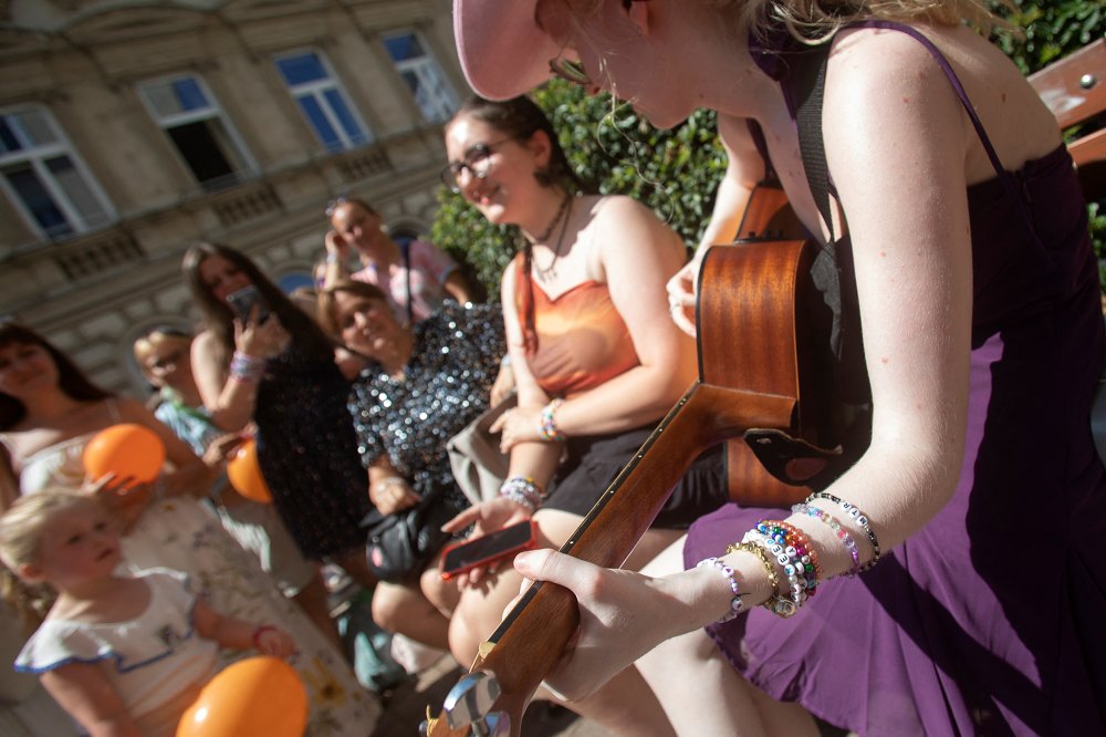 Fans de Taylor Swift llenan la Calle Cornelia de Viena para cantar e intercambiar pulseras tras la cancelación de conciertos