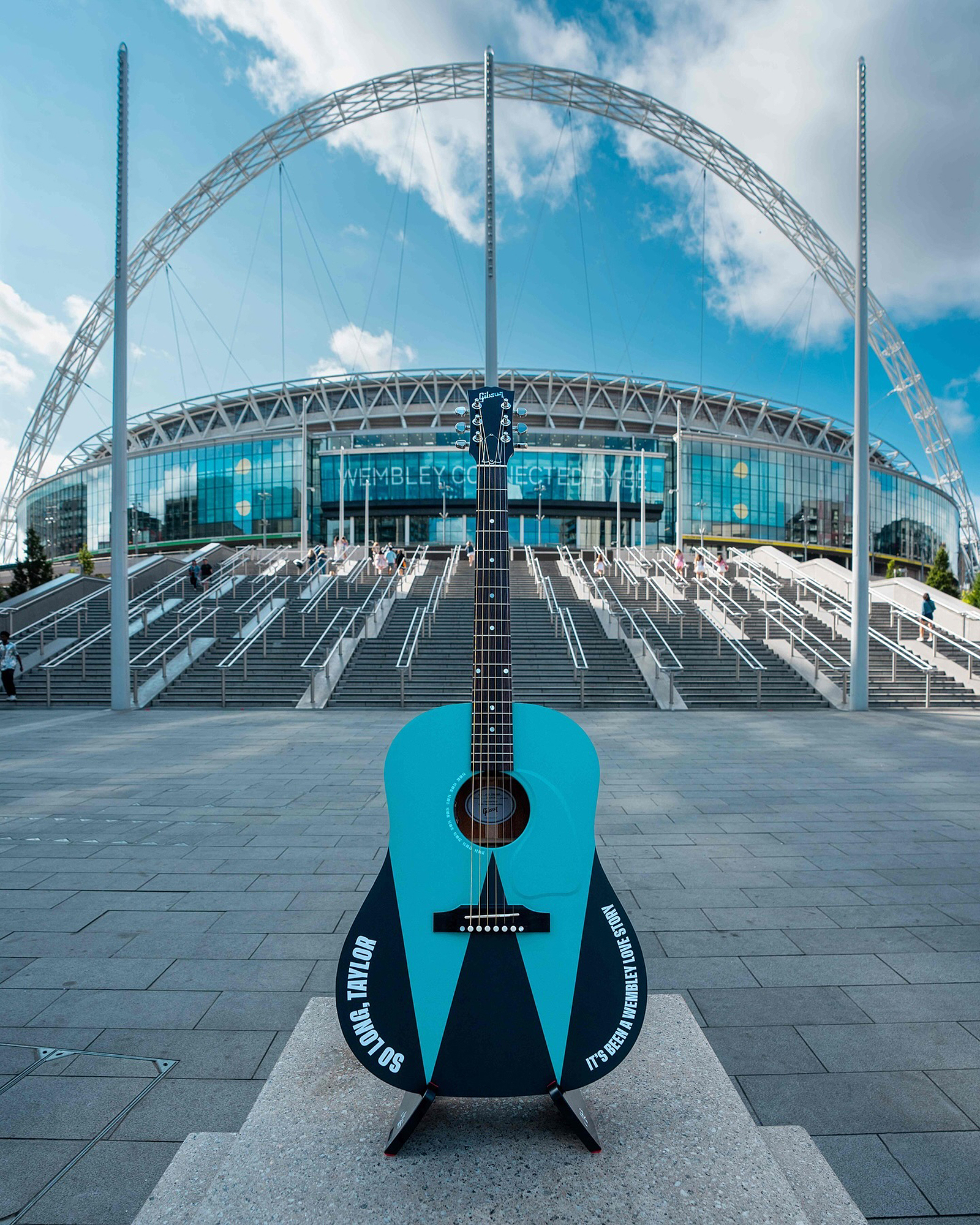 Taylor Swift podarowała niestandardową gitarę z Wembley po historycznym biegu „Eras”.