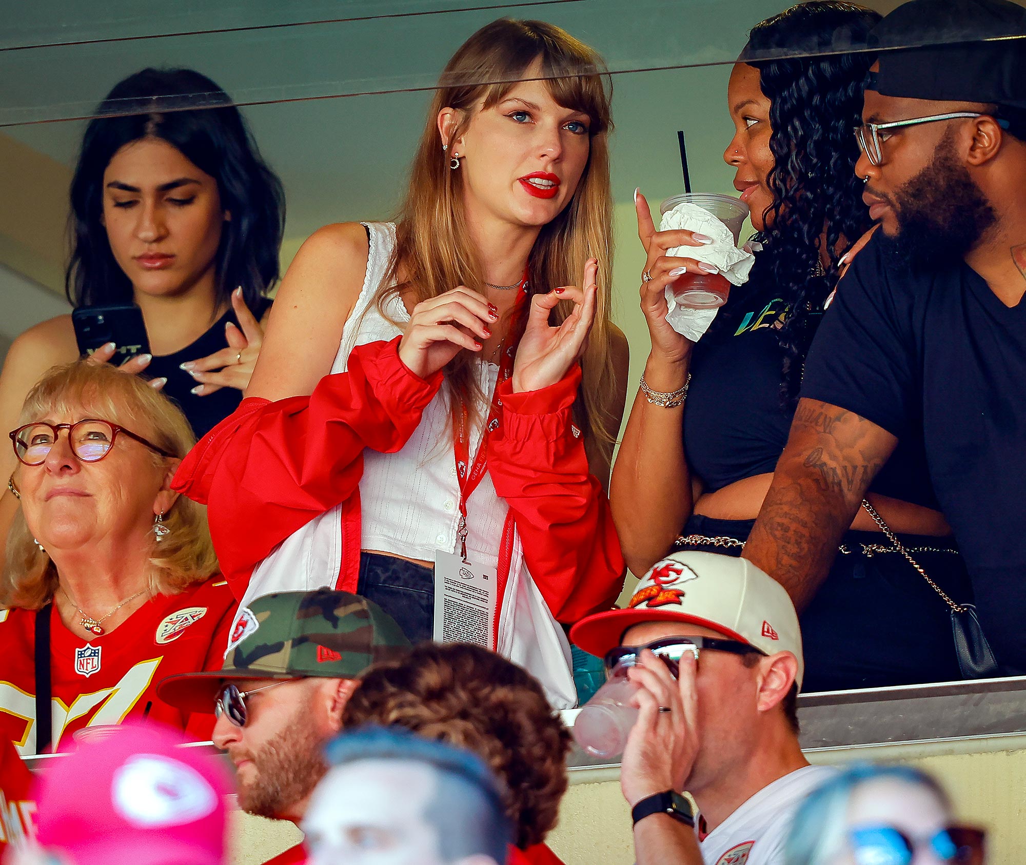 Taylor Swift está ‘desenhando jogadas’ para os Chiefs, diz QB Patrick Mahomes