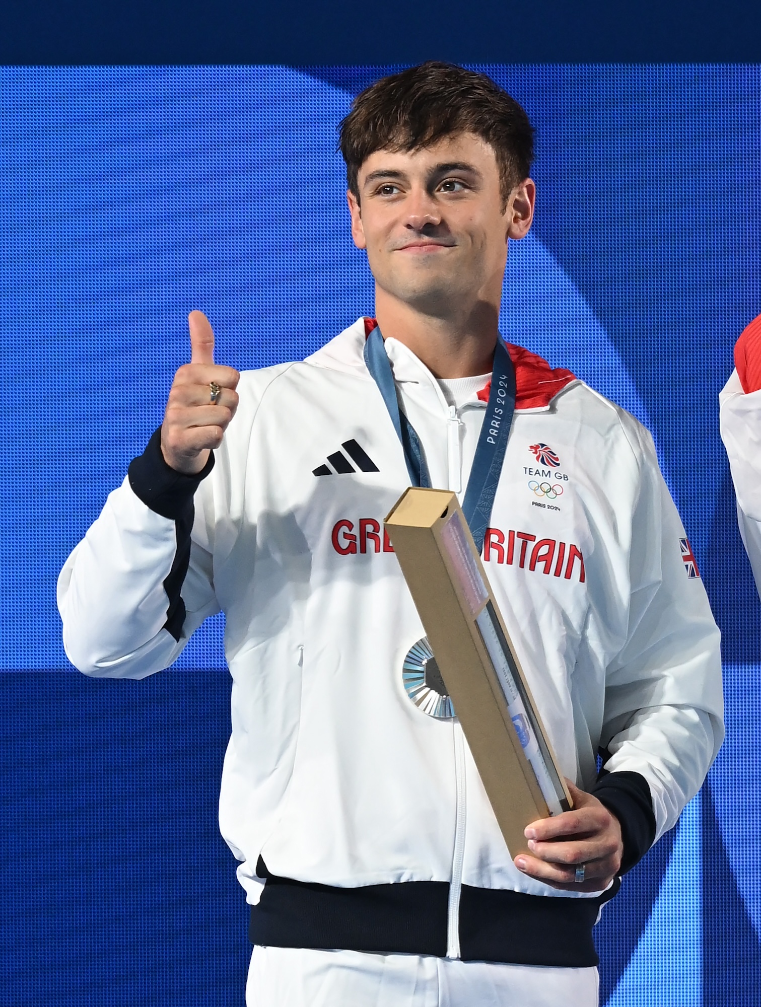 Tom Daley und weitere olympische Schwimmer feiern den Brat-Sommer in Badehosen