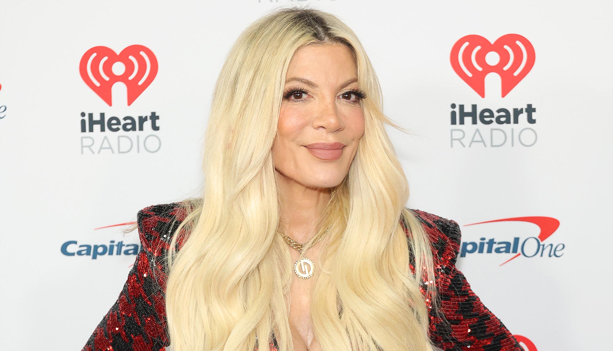 Tori Spelling twierdzi, że Charlie Sheen zaproponował jej w swoim domu „fajkę do gorącego cracku”.