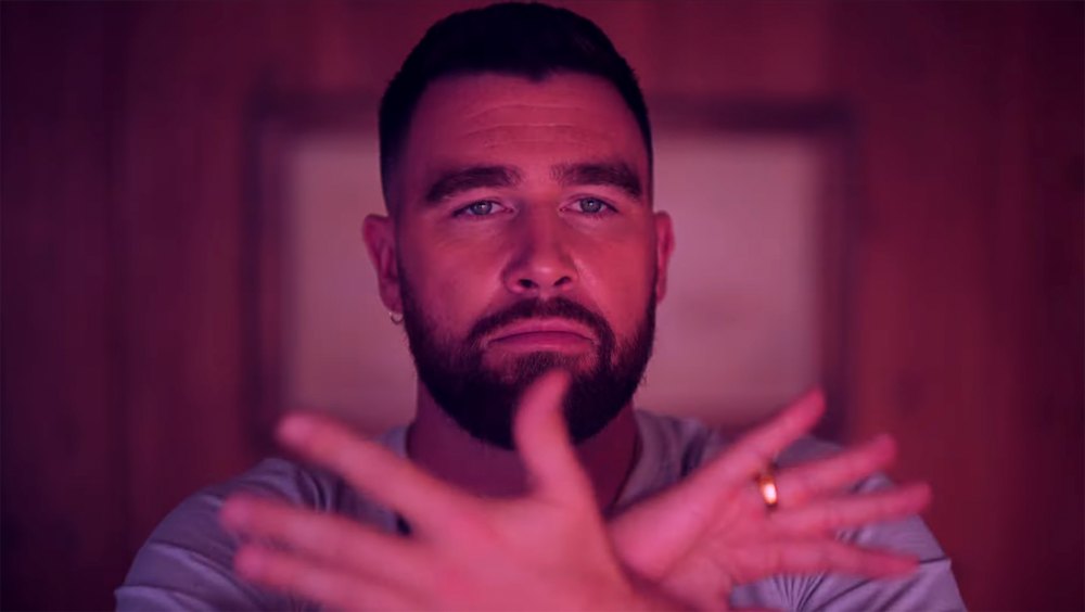 Travis Kelce aparece brevemente no teaser do primeiro look de Grotesquerie