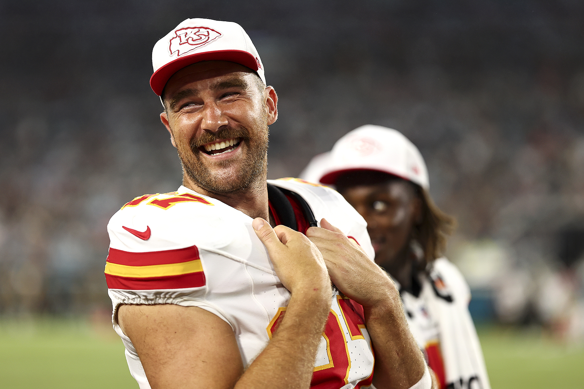 Travis Kelce, Chiefs vs. Jaguars 경기에서 전 팀 동료 Mitch Morse와 포옹