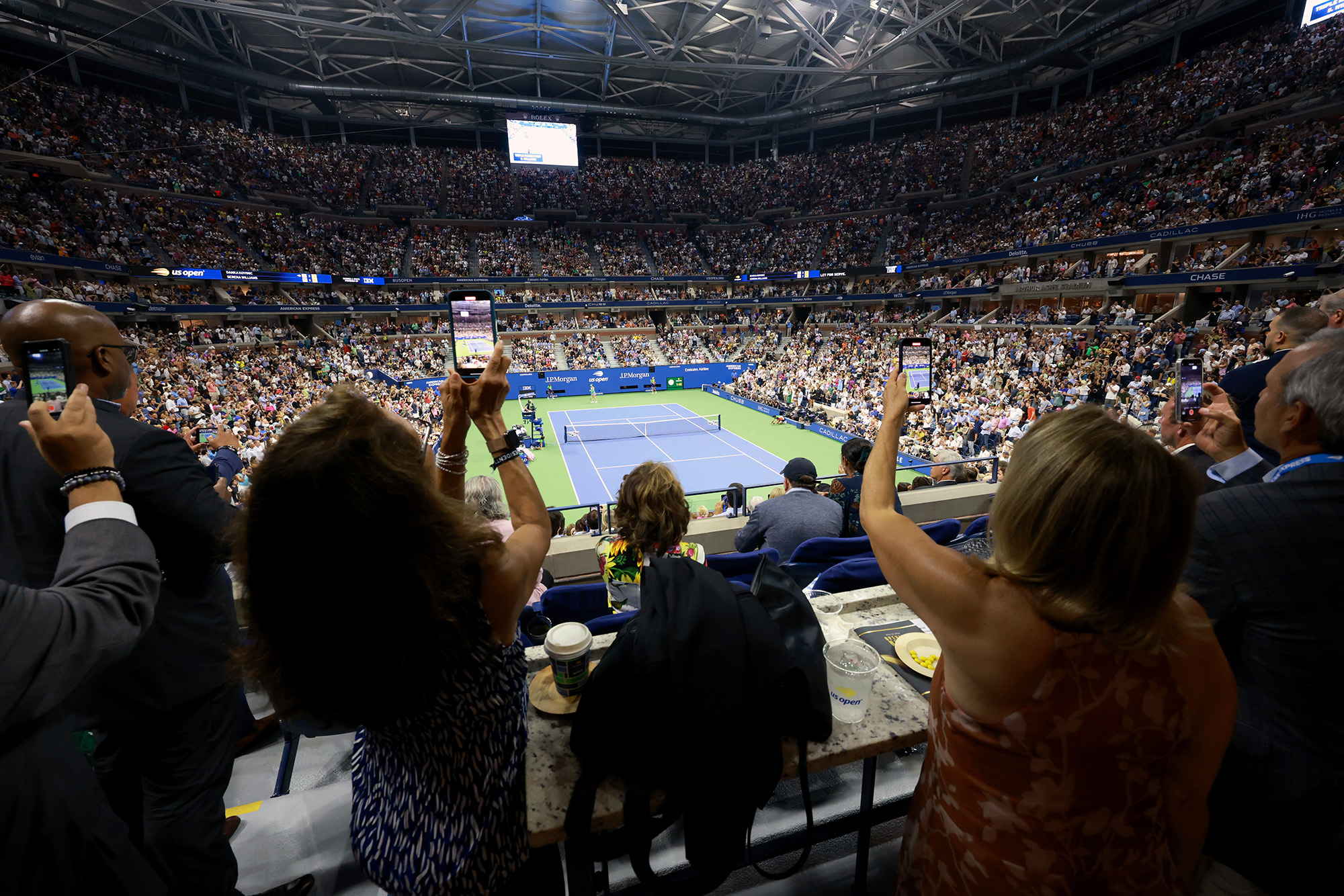 Что в меню на US Open? Куриные наггетсы с икрой!