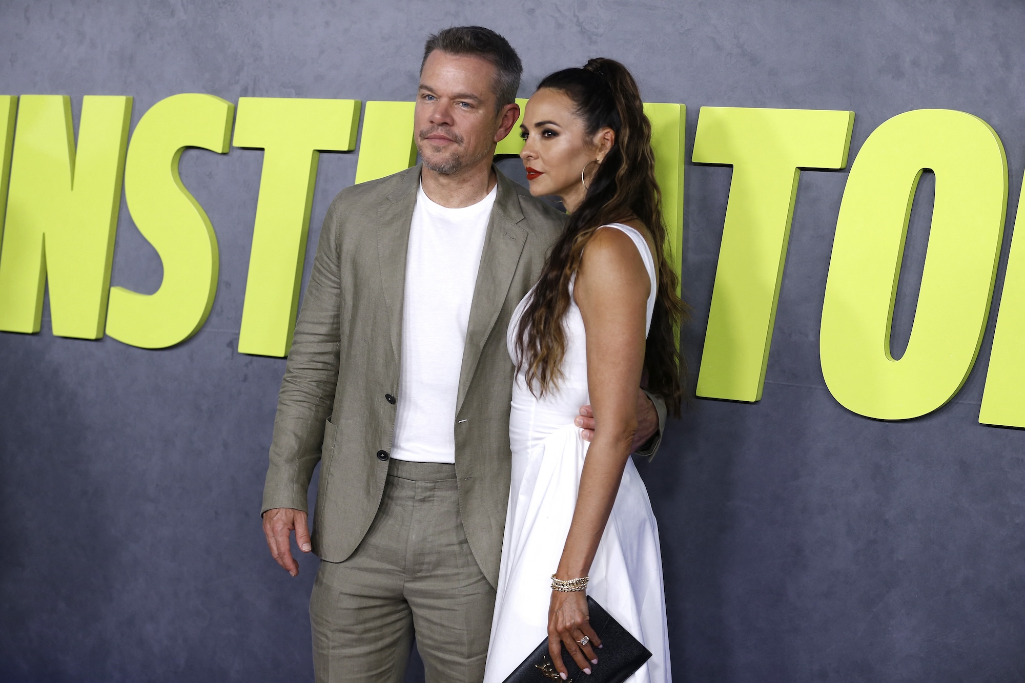 Matt Damon begleitet von Ehefrau Luciana und vier Töchtern bei der Premiere von „Instigators“.