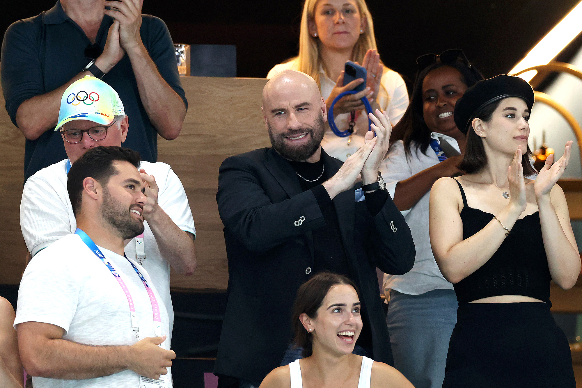 John Travolta ve Kızı Ella, Vault Finallerinde Olimpiyat Jimnastikçilerine Tezahürat Yaptı