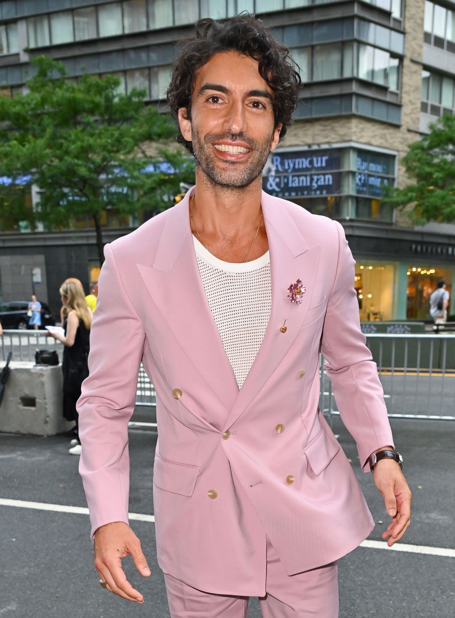 Justin Baldoni가 가정폭력 생존자들에게 진심 어린 메시지를 씁니다.