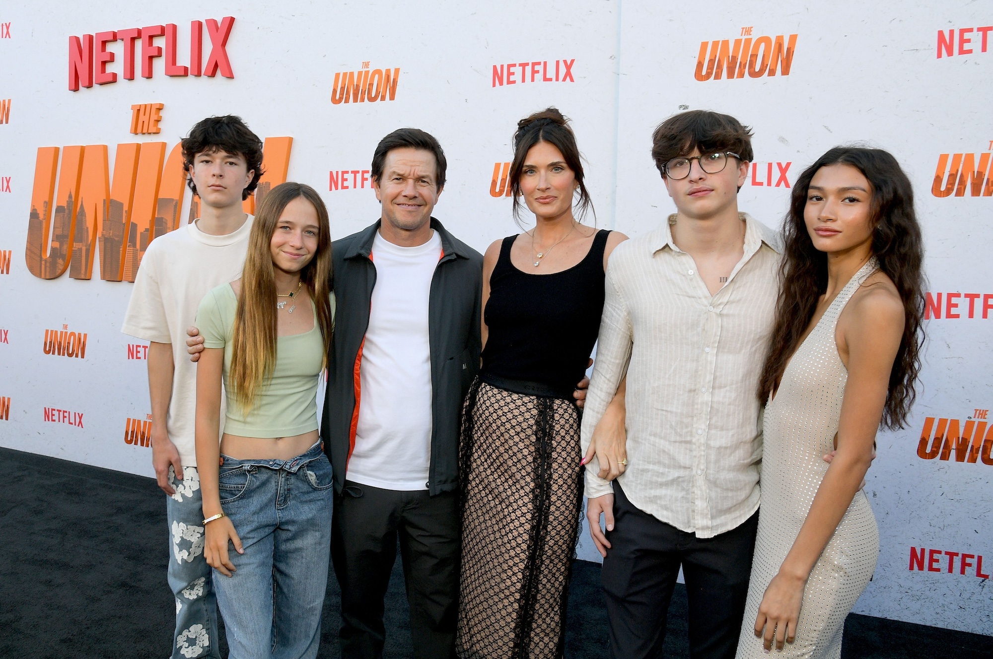 Mark Wahlberg เข้าร่วมกับภรรยา Rhea ลูก 3 คนในรอบปฐมทัศน์ 'Union'