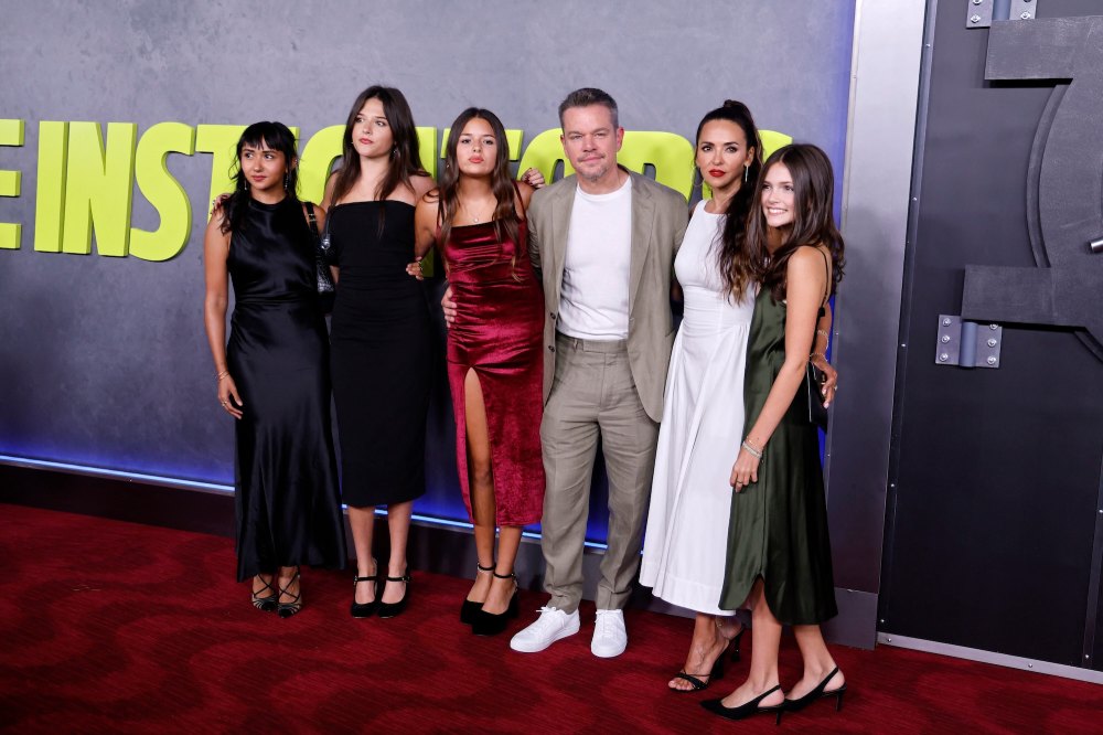 Matt Damon y su esposa Luciana hacen una rara aparición en la alfombra roja con sus 4 hijas