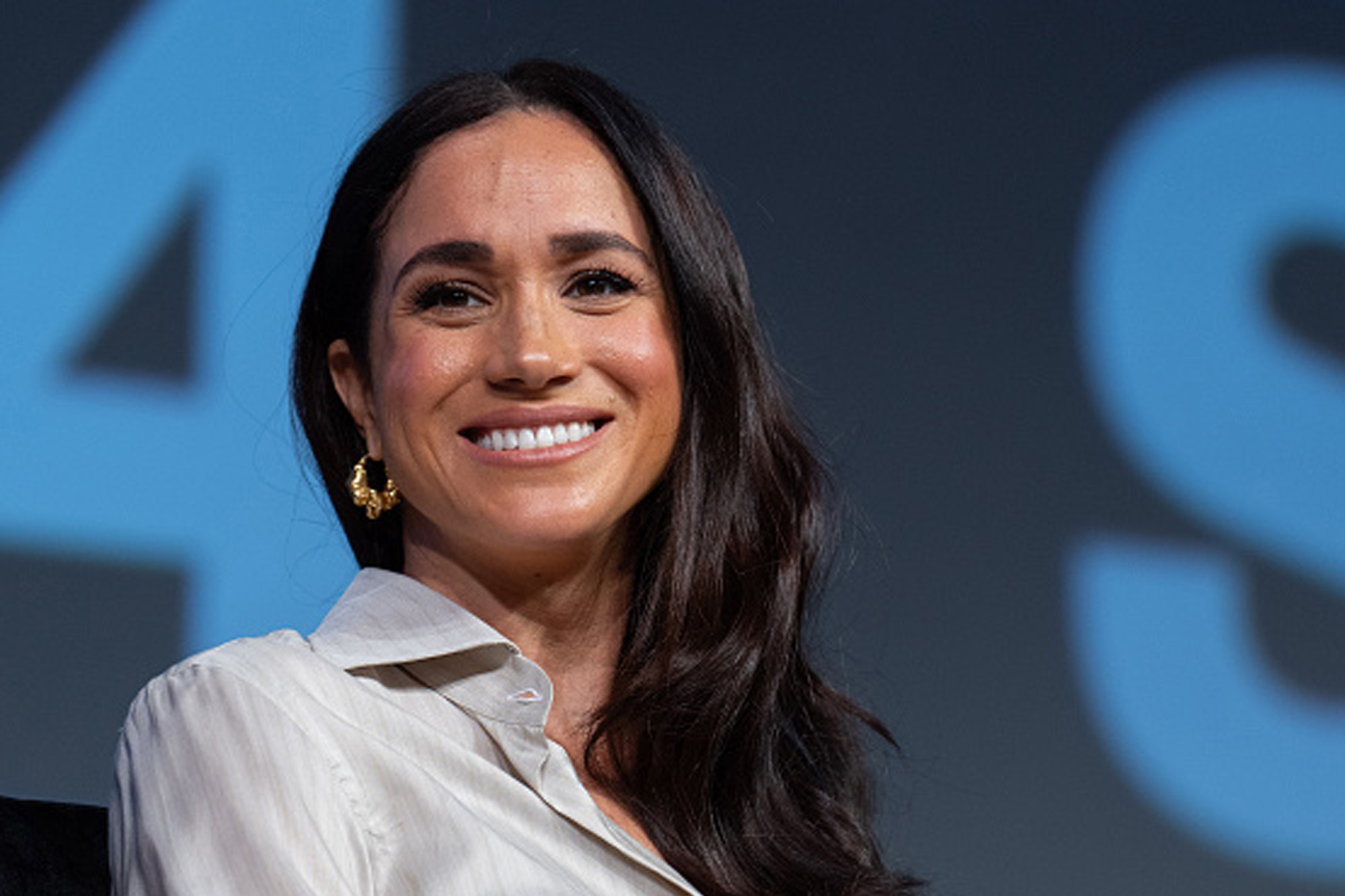 Compre um sósia de US $ 24 para as sandálias chiques gladiadoras de Meghan Markle