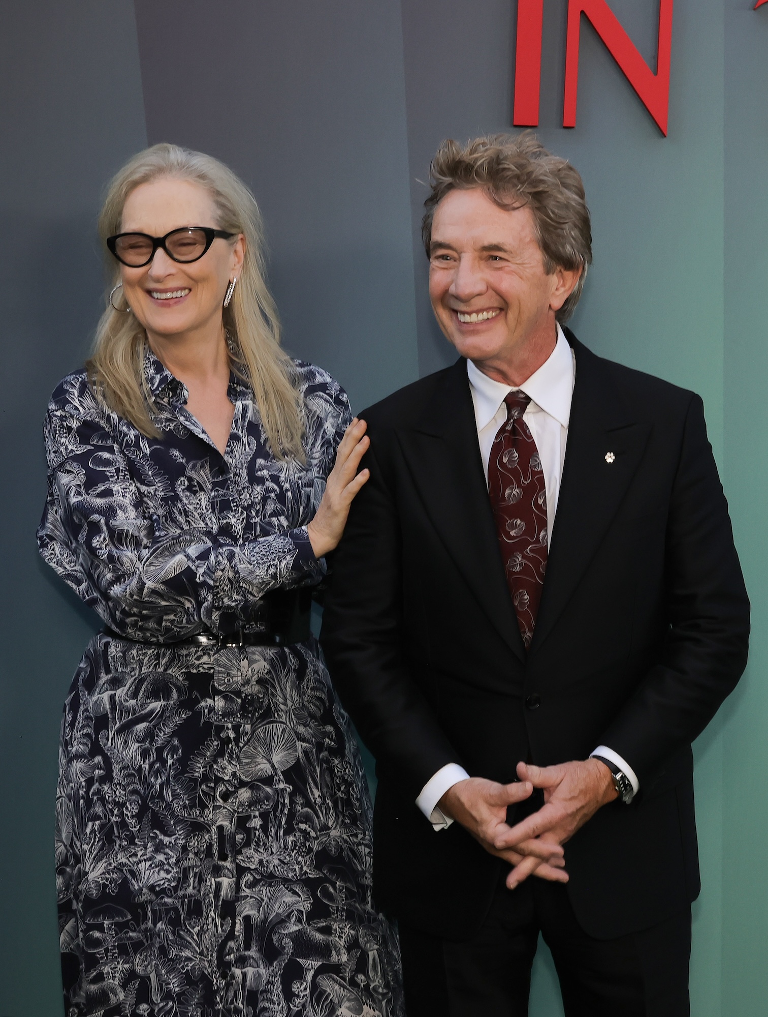 Meryl Streep e Martin Short de mãos dadas na festa de estreia de 'Only Murders'