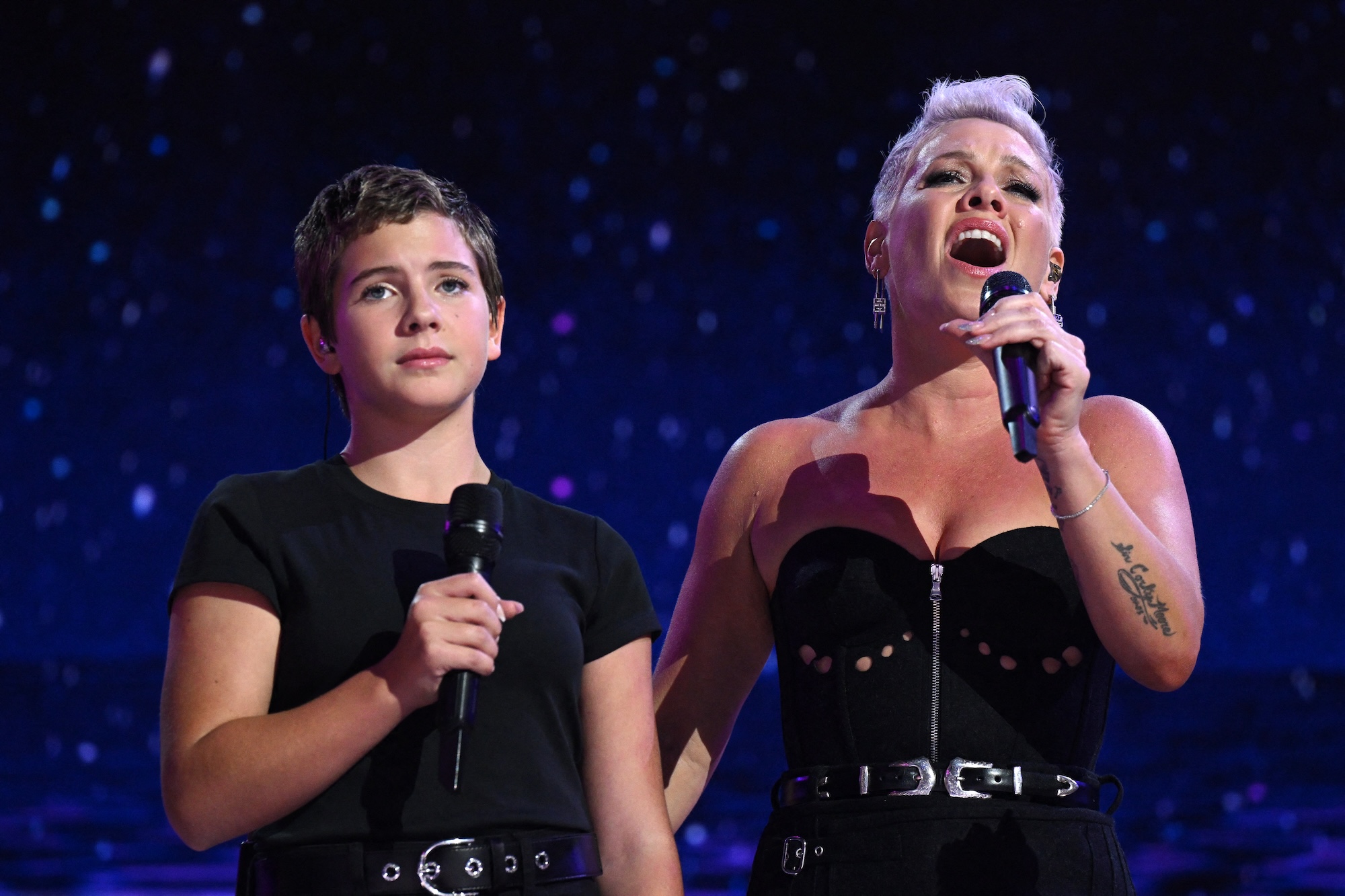 Pink teilt einen süßen Backstage-Moment mit Tochter Willow vor dem DNC-Duett