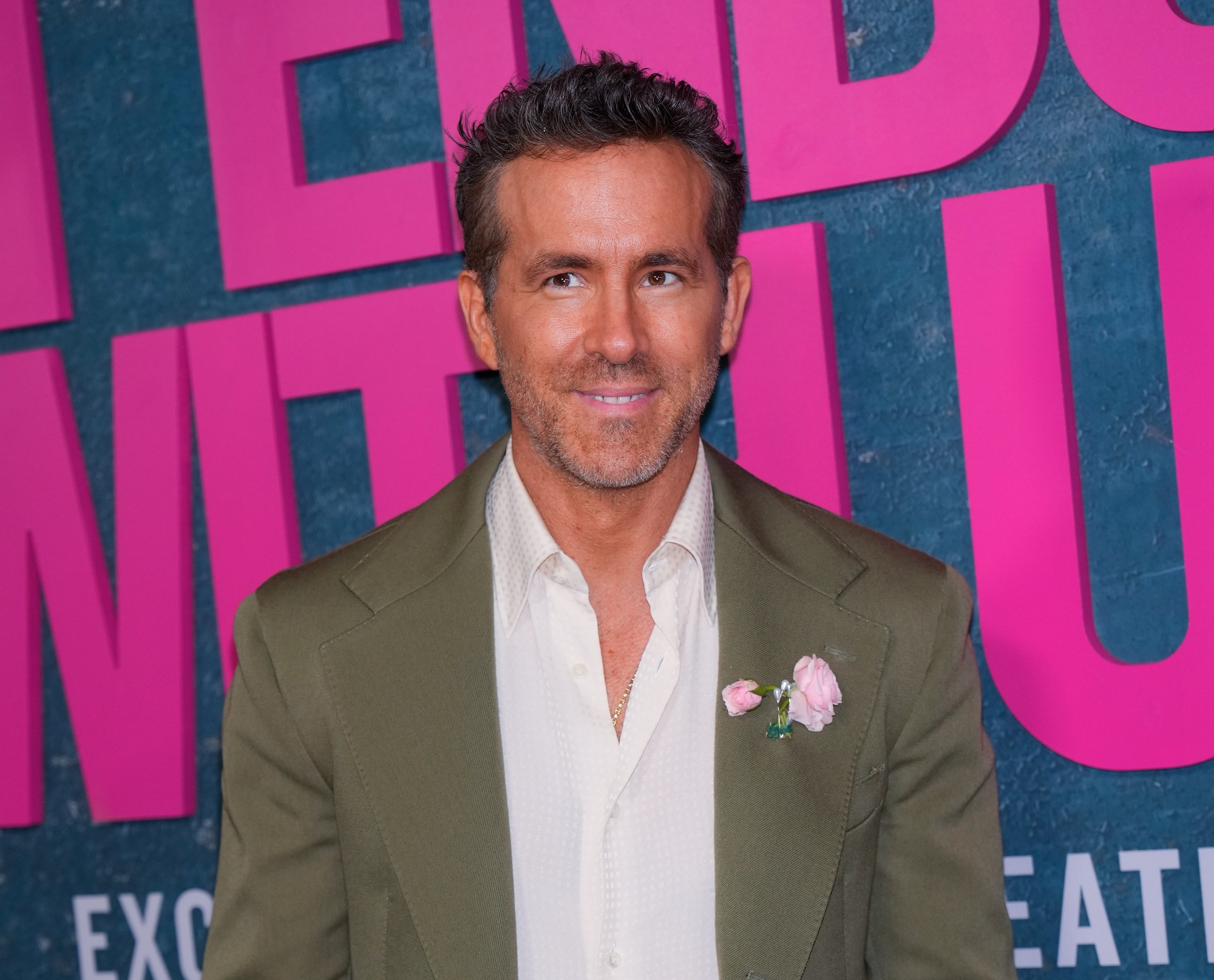 Ryan Reynolds evitou ‘gostosos’ por ‘anos’, afirma o apresentador Sean Evans