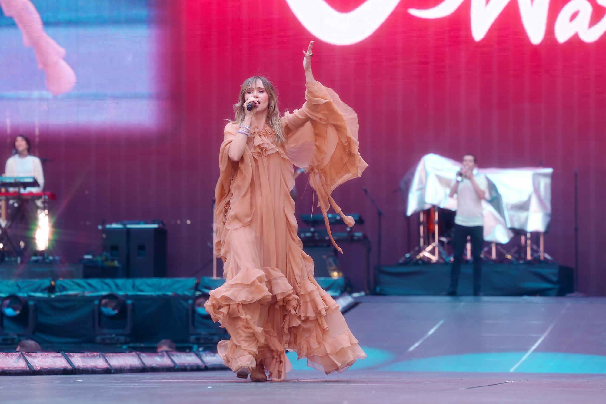 Suki Waterhouse Gushes Over Taylor Swift After Playing at ‘Eras Tour’