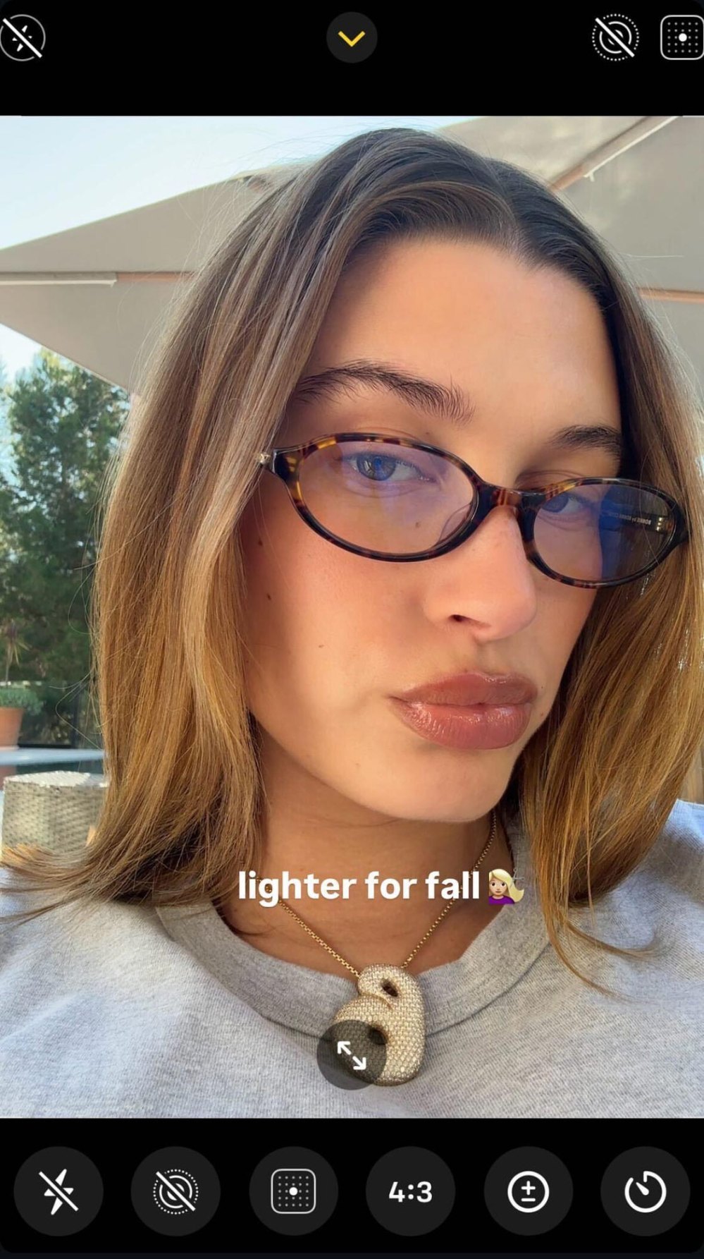 Hailey Bieber debuts a seasonal hair makeover, giving it a brighter look for fall