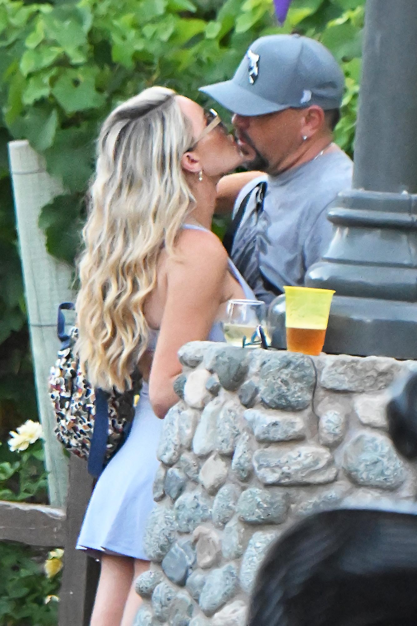 Jason Aldean e esposa Brittany Pack no PDA durante viagem em família à Disneylândia