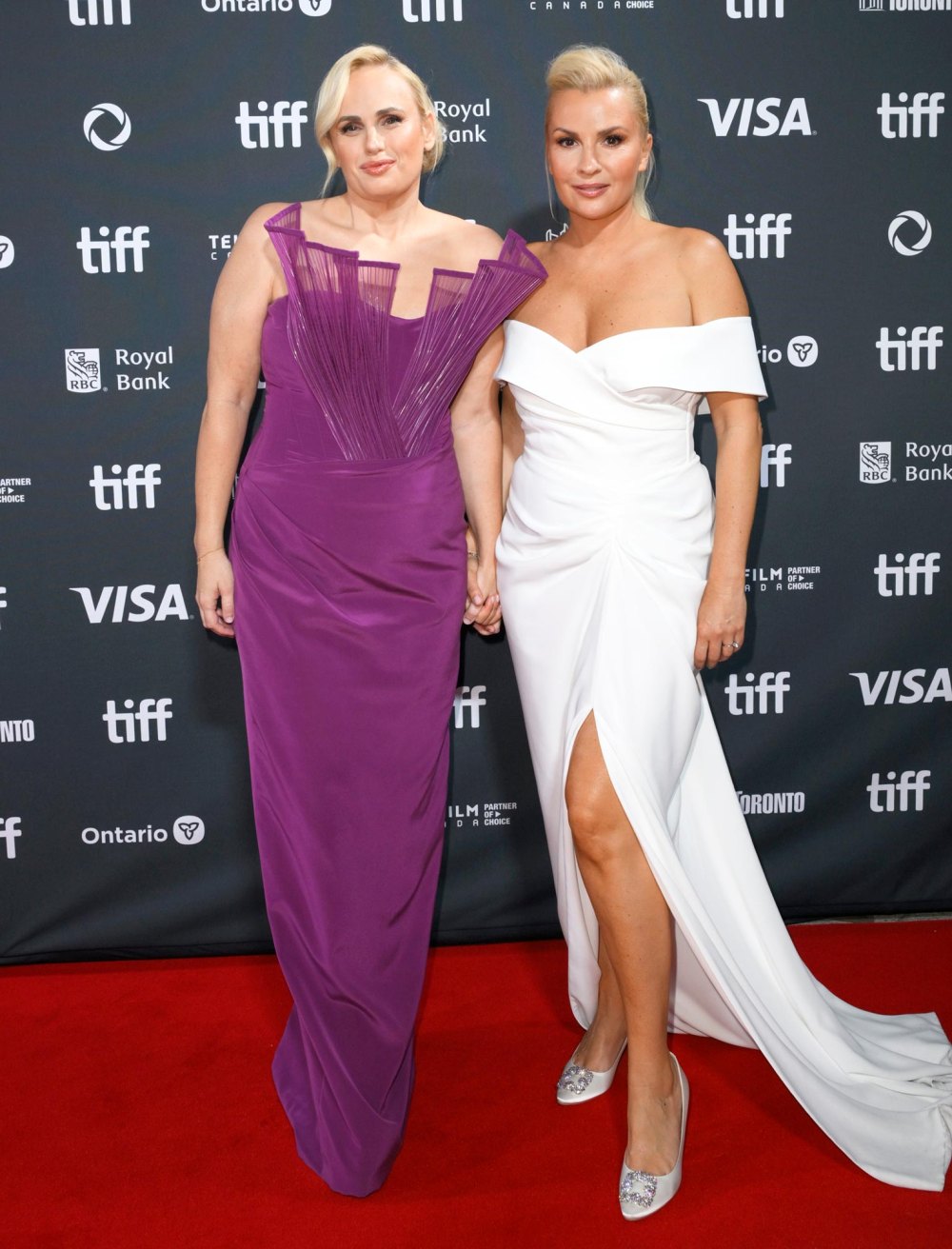 Rebel Wilson posa com a filha Royce de 22 meses no tapete vermelho do Festival de Cinema de Toronto