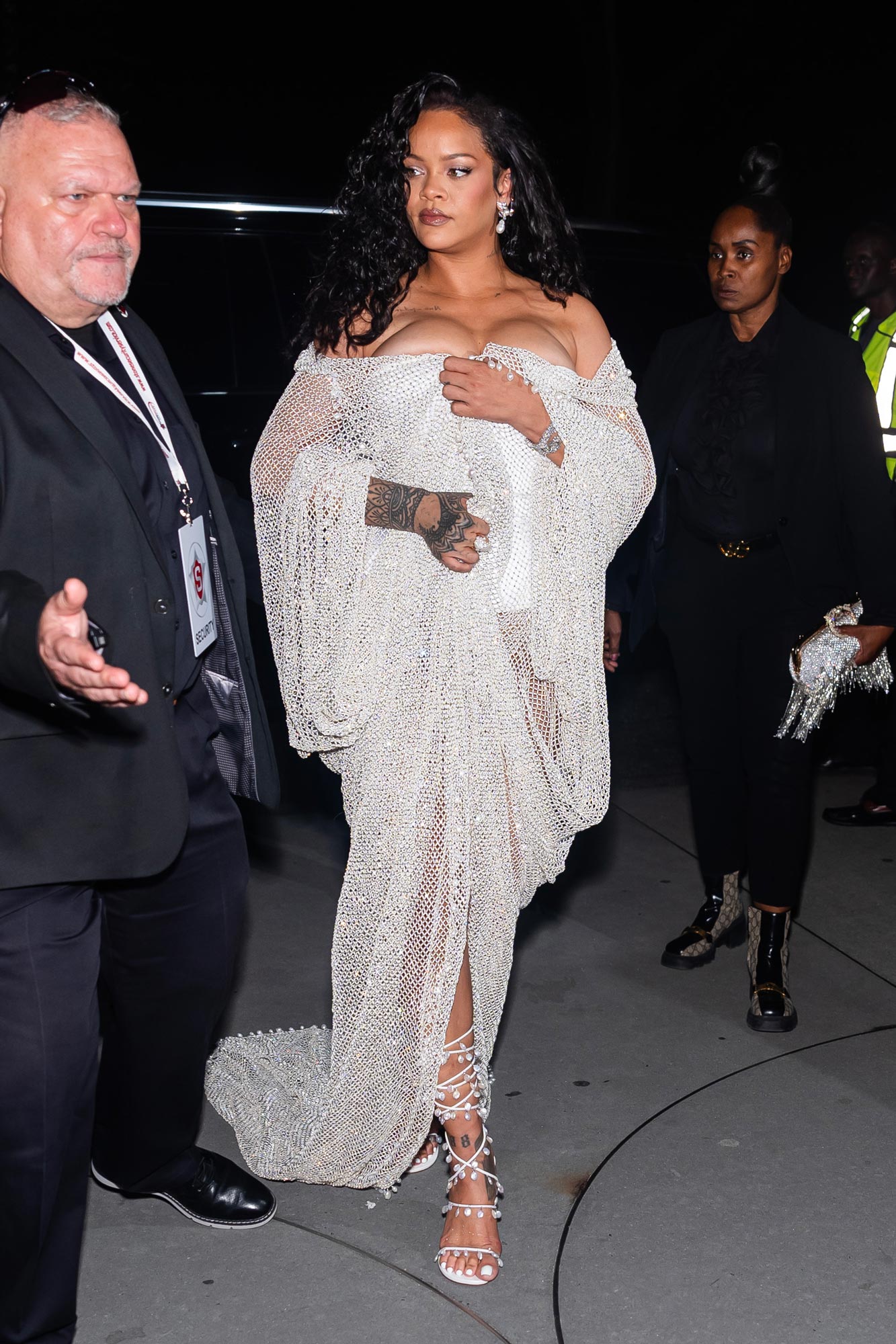 Rihanna surpreende com vestido Alaia brilhante na Semana de Moda de Nova York