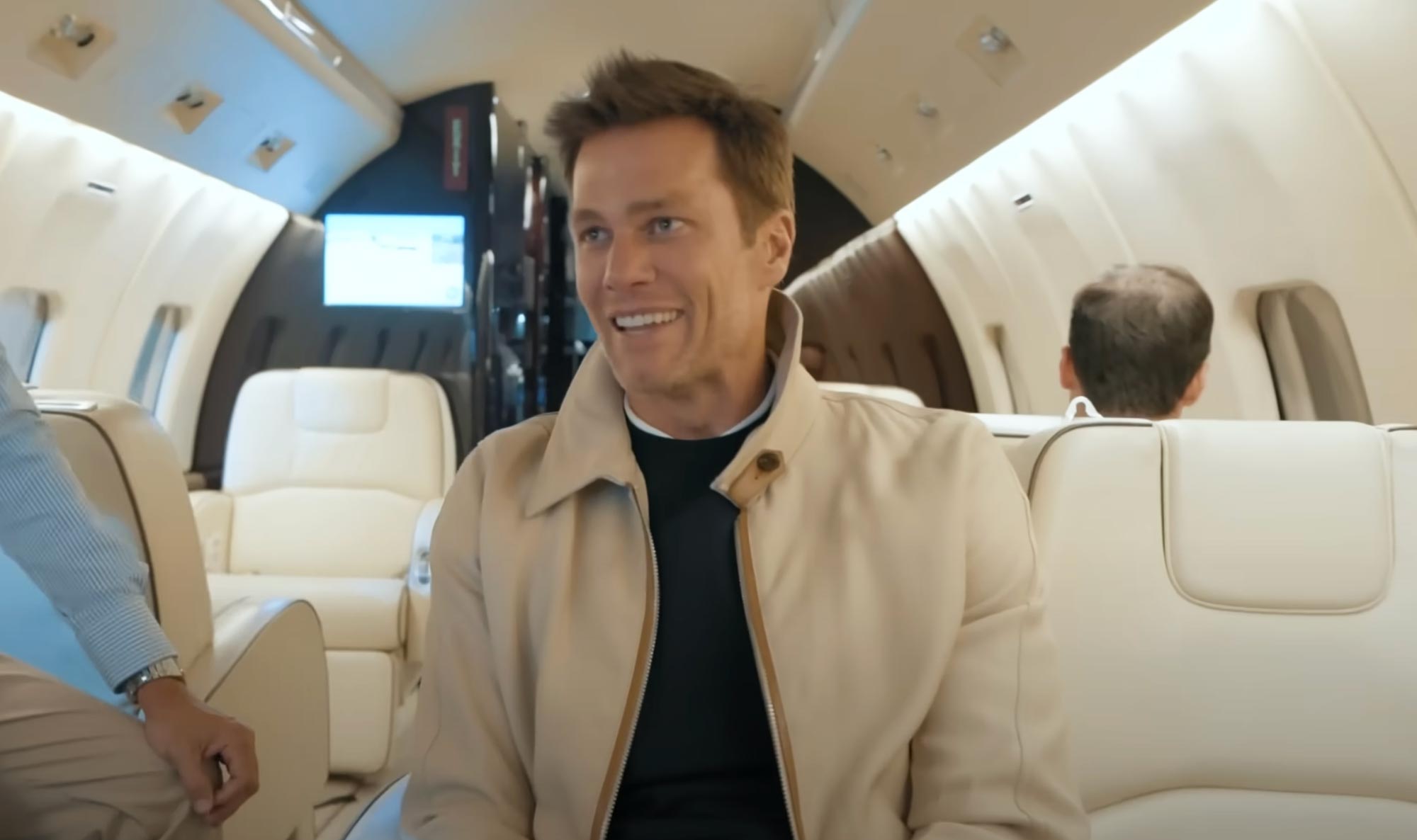 Tom Brady mostra sua estratégia para assistir futebol em avião particular