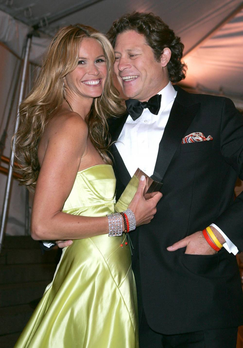 1996 Arpad Busson Elle Macpherson arriba y abajo