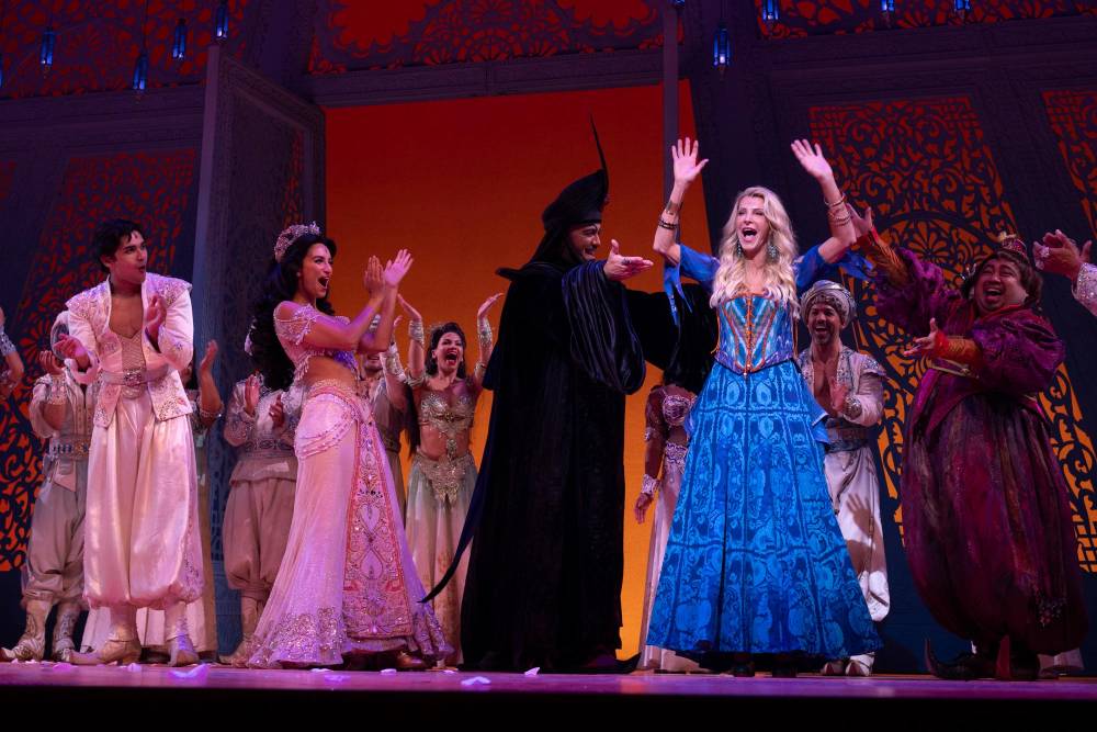 Joan Vassos de ‘Tiltine Bachelor’s’ recibe rosas después del debut de ‘Aladdin’ en Broadway