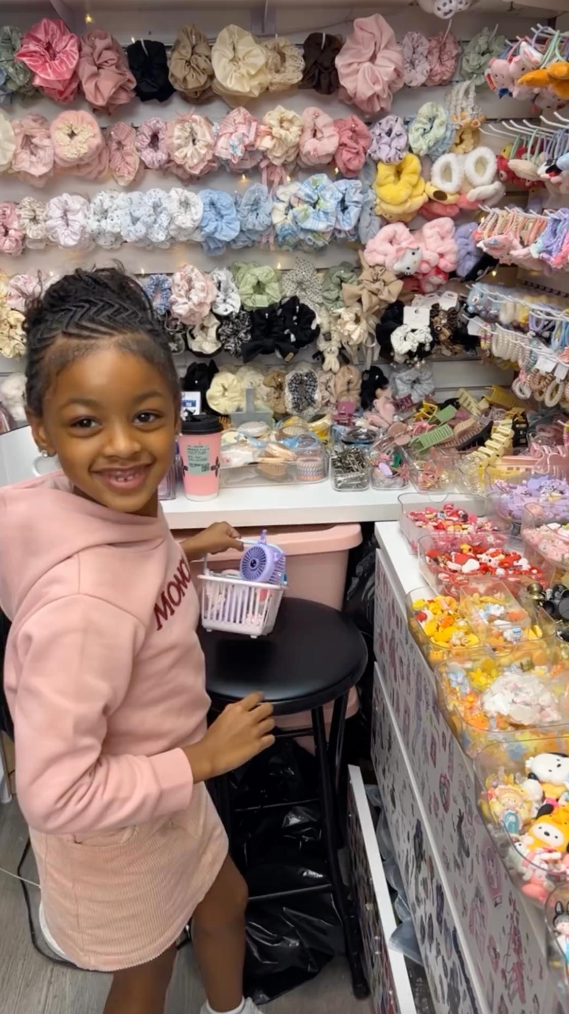 Cardi B se va de compras con su hija Kulture y su hijo Wave