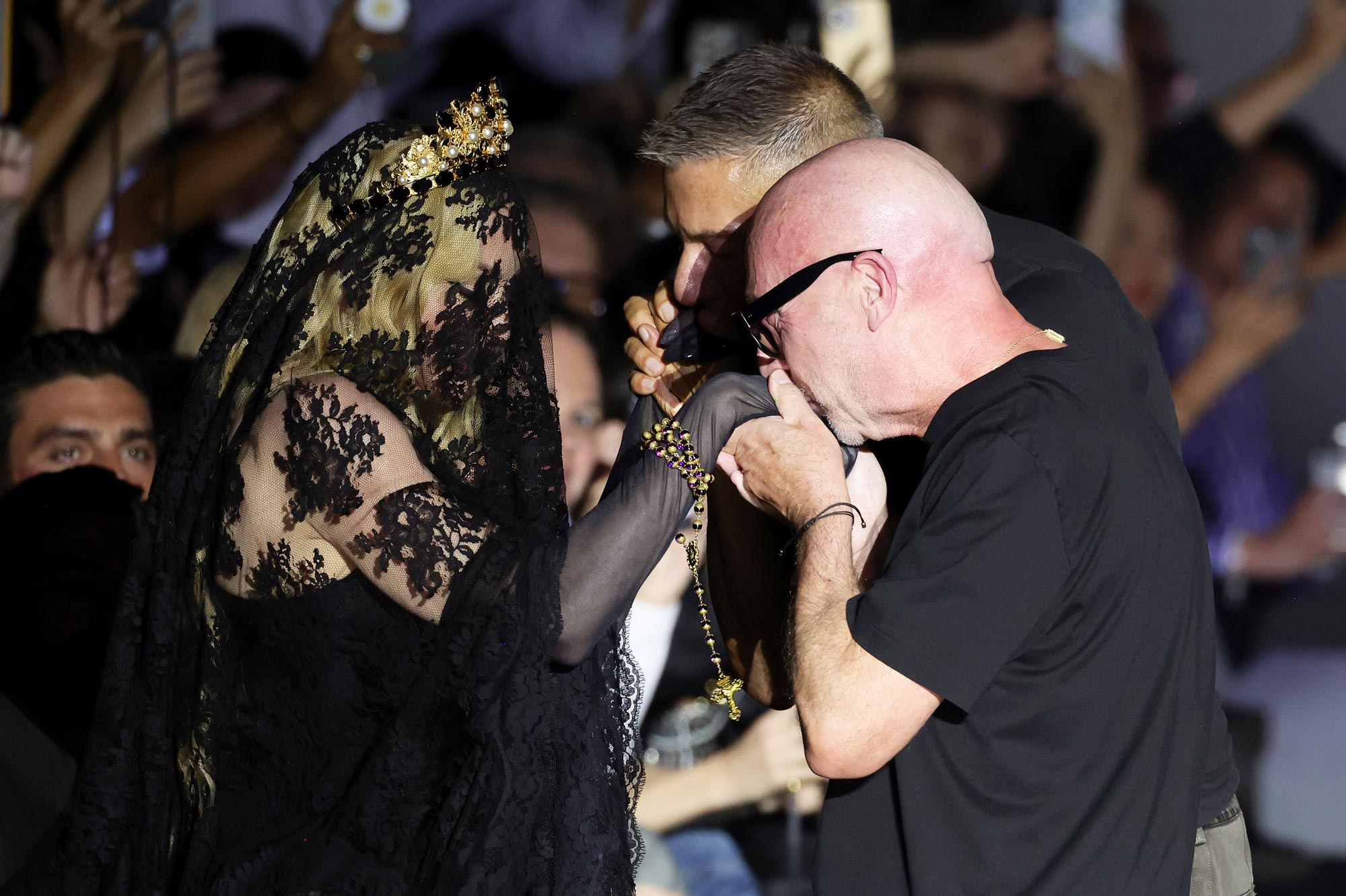 Madonna verblüfft mit einer goldenen Krone für die Mailänder Fashion Week-Show von Dolce & Gabbana