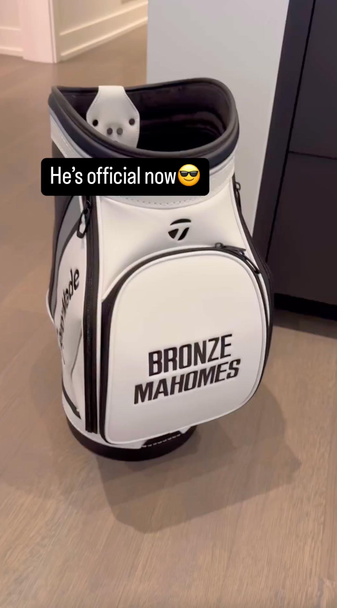 A grávida Brittany Mahomes se maravilha com o conjunto de golfe personalizado do filho Bronze