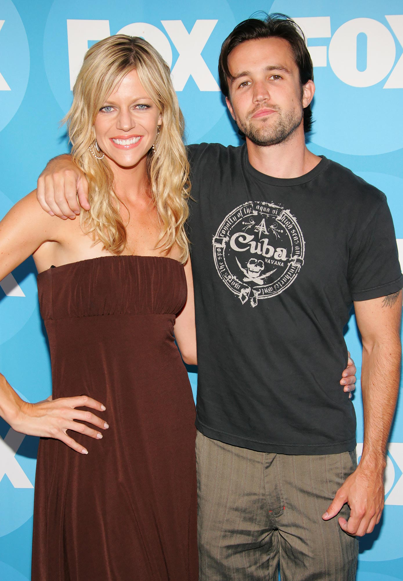 ไทม์ไลน์ความสัมพันธ์ของ Rob McElhenney และ Kaitlin Olson