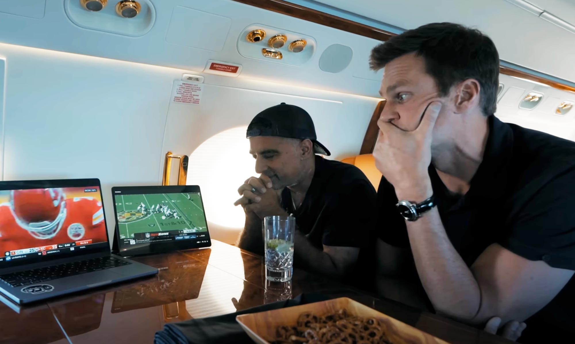 Tom Brady mostra sua estratégia para assistir futebol em avião particular