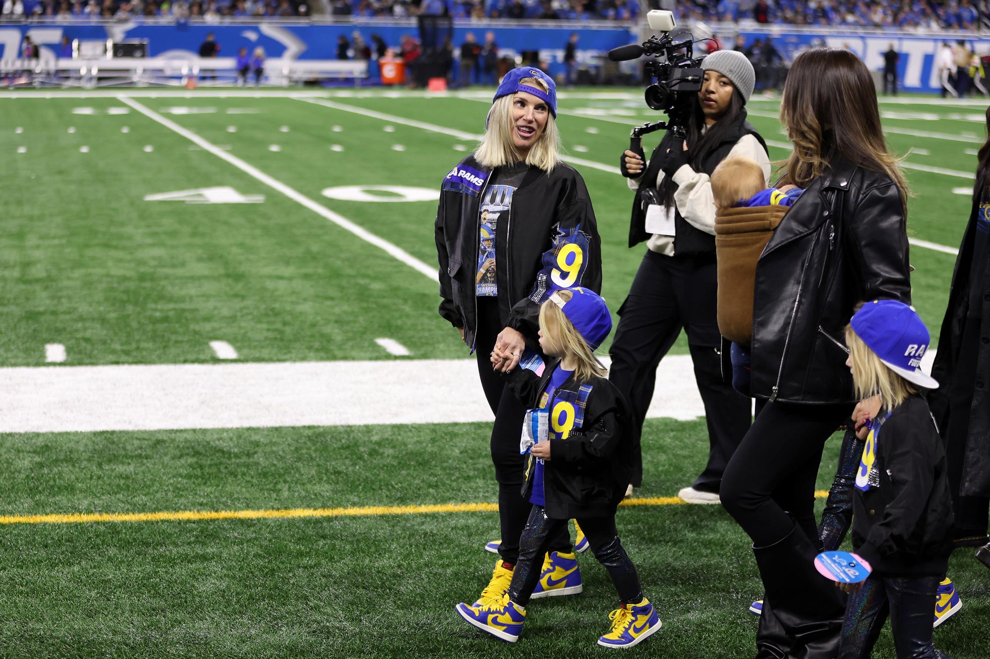 Kelly Stafford asiste al juego de los Rams en Detroit después de preocupaciones sobre 'salud mental'