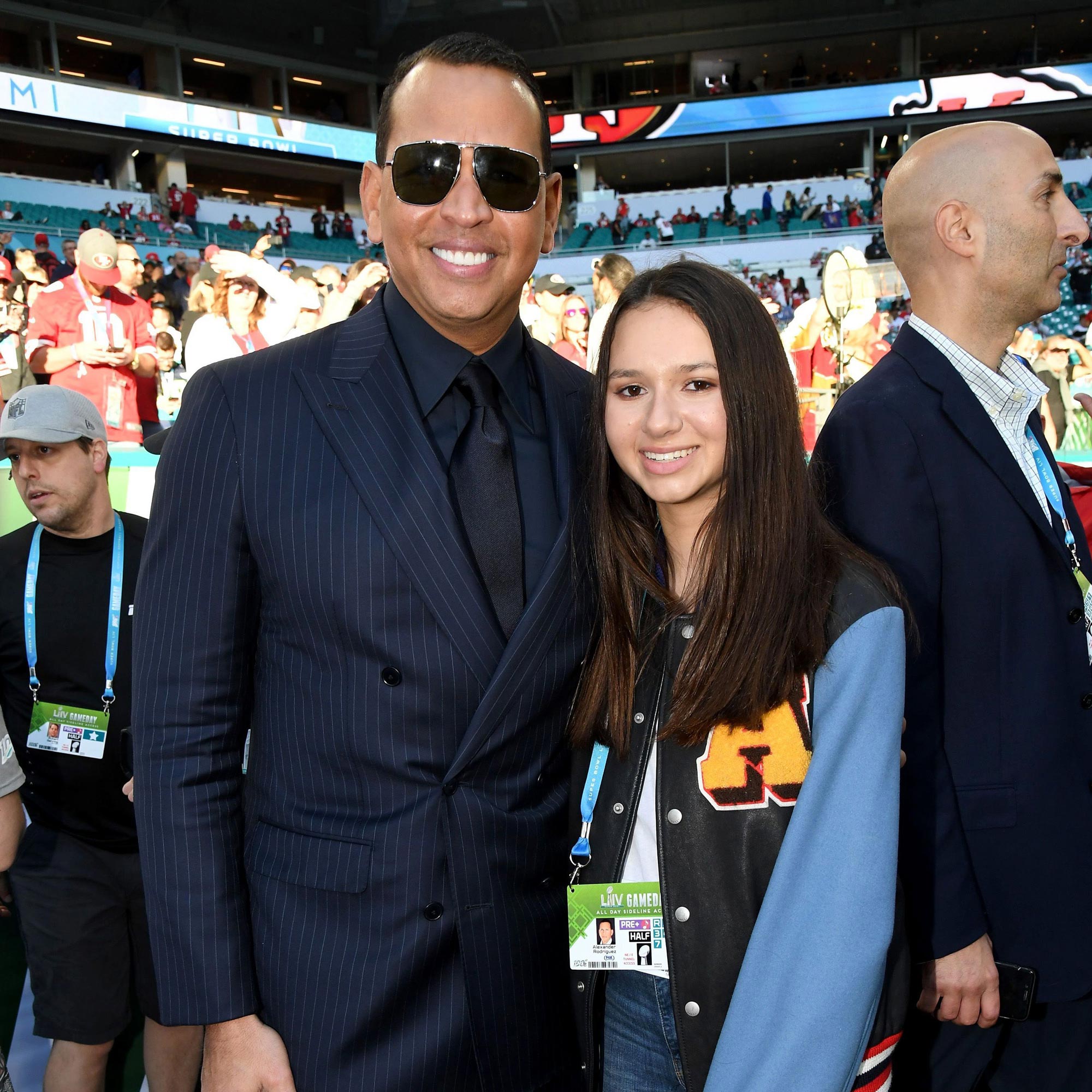 Alex Rodríguez visita a su hija en Michigan para un partido de fútbol y hacer recados