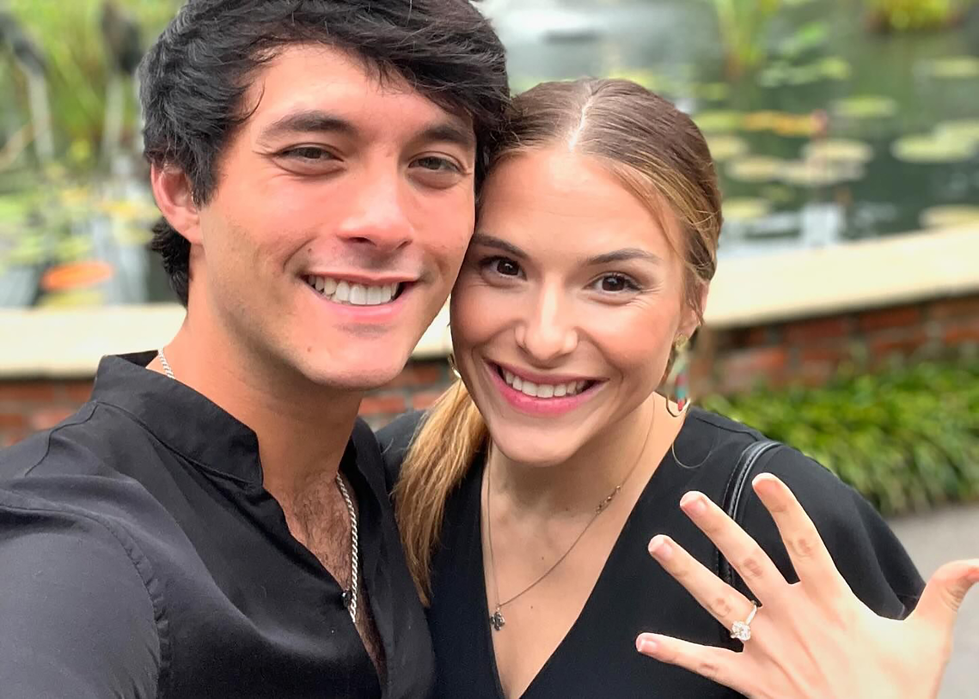 La campeona de 'American Idol' Laine Hardy le propone matrimonio a su novia embarazada Jordan Gautreau