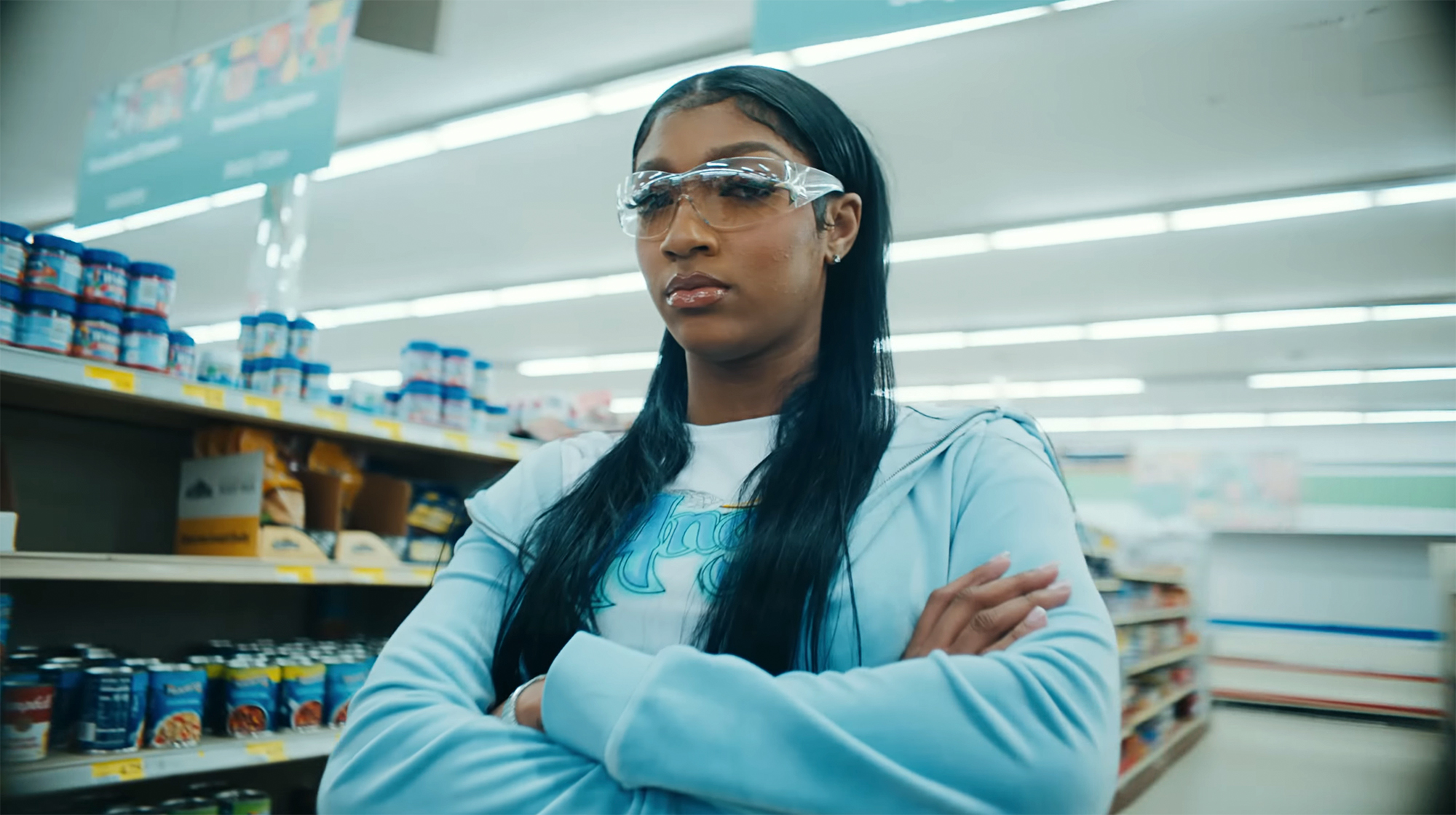 WNBA Star Angel Reese reflete sobre Cameo no videoclipe de Cardi B e Latto