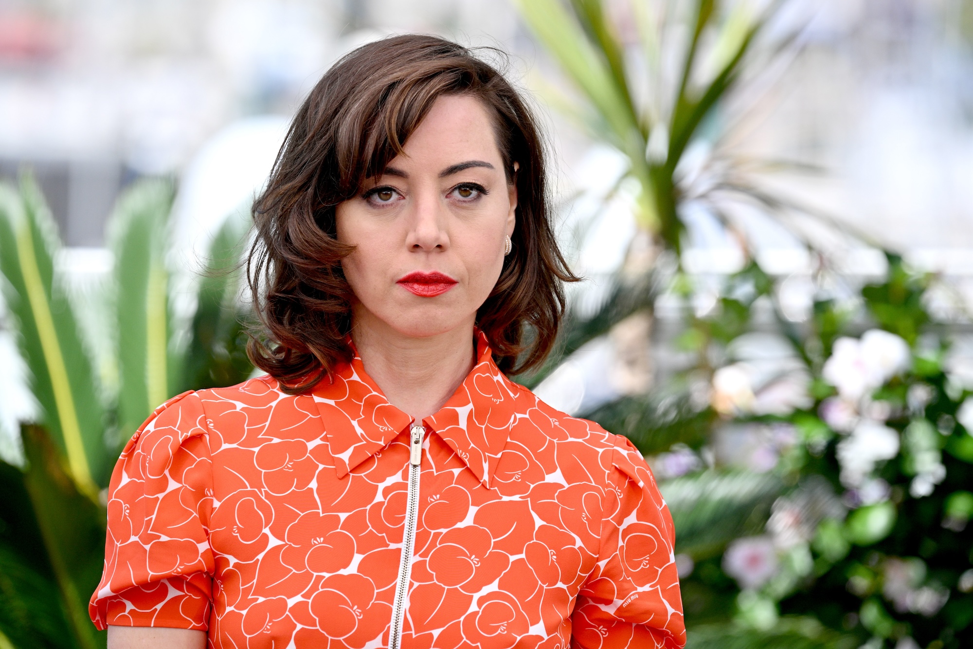 Aubrey Plaza dice que "olvidó cómo hablar" después de sufrir un derrame cerebral a los 20 años