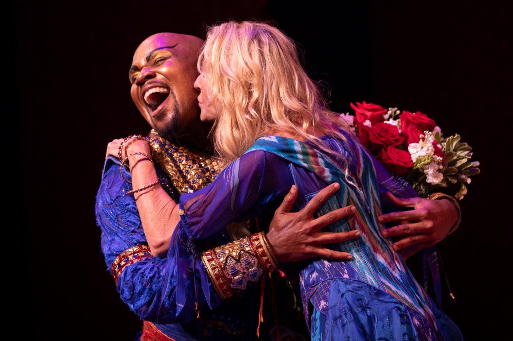 La soltera Joan Vassos recibió su primer ramo de rosas de manos de Genie en Broadway en Aladdin