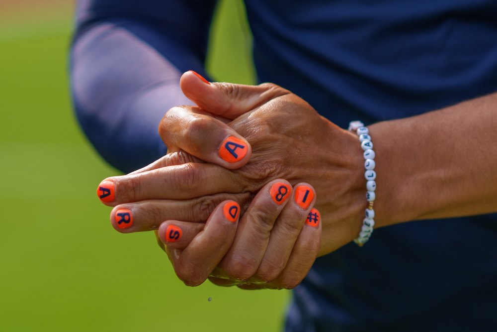 El mariscal de campo de los Bears, Caleb Williams, luce las uñas pintadas de naranja para su debut en la NFL