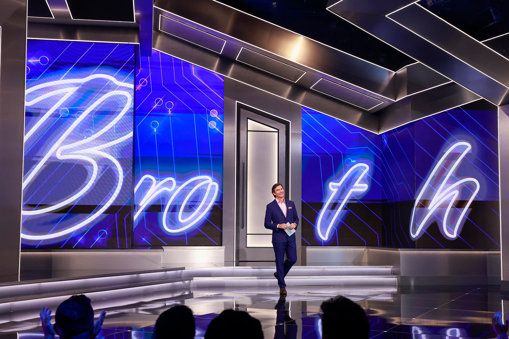 Julie Chen Moonves phản ứng với Jerry O'Connell Hosting 'Big Brother'