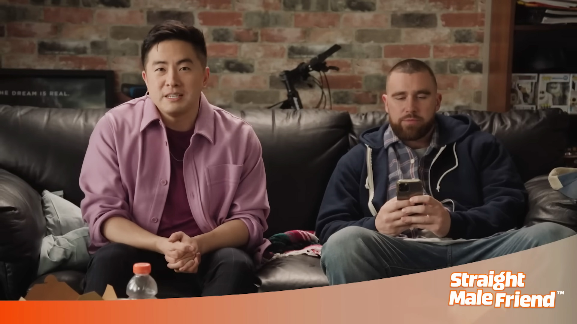 Bowen Yang de SNL intercambia mensajes directos con su 'amigo heterosexual' Travis Kelce