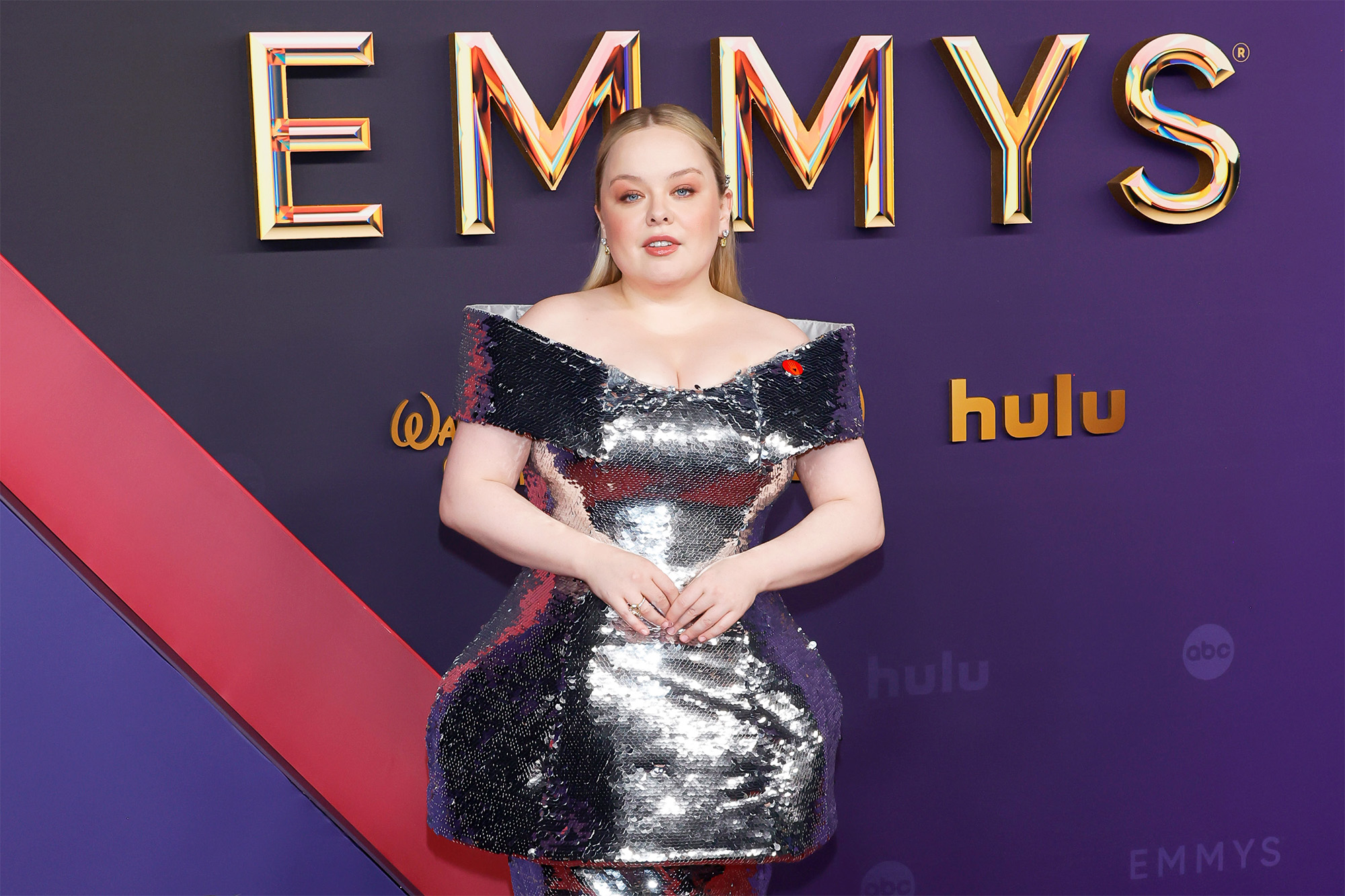 Nicola Coughlan, de Bridgerton, é o assunto da moda no Emmy de 2024