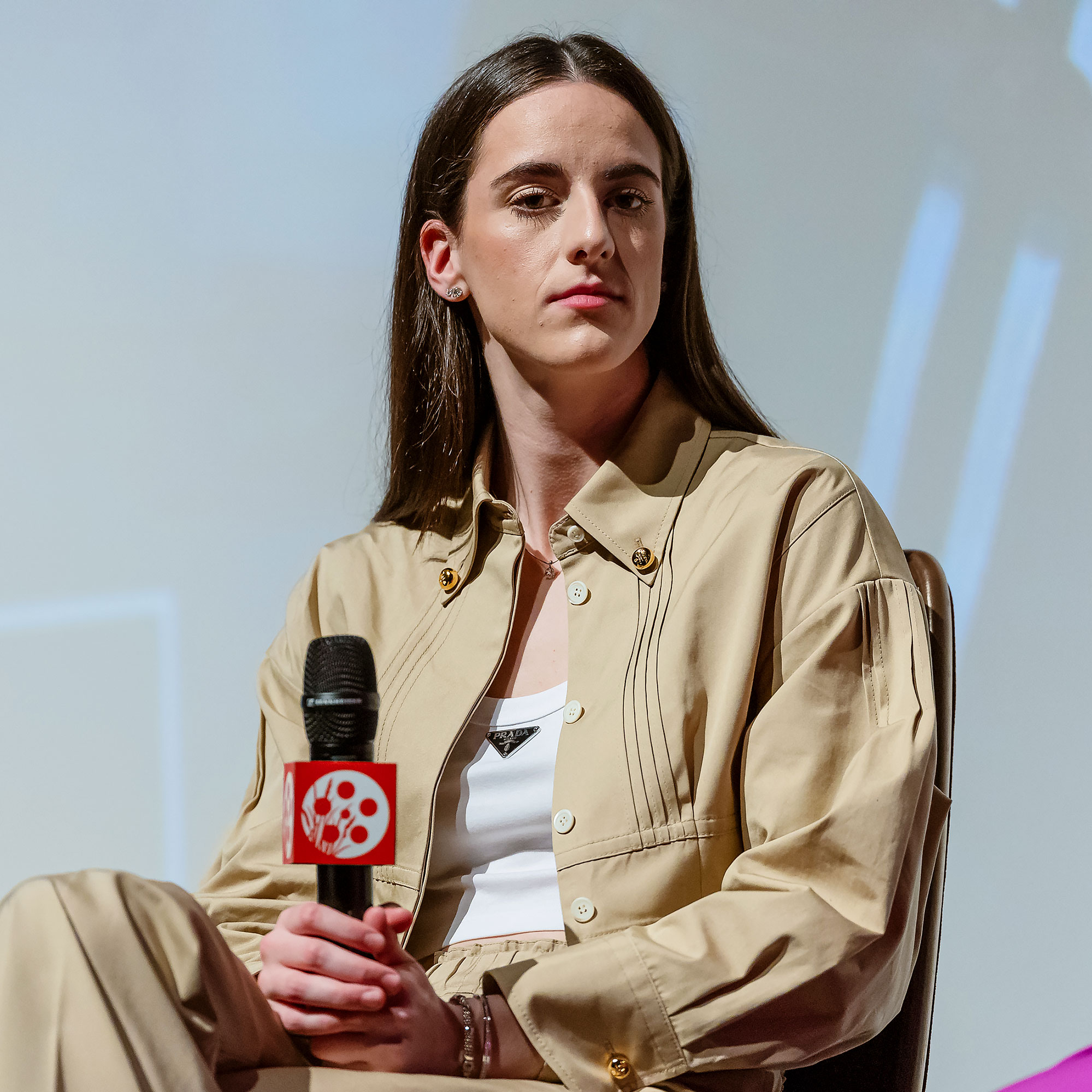 Caitlin Clark sufre un ojo morado en su debut en los playoffs de la WNBA