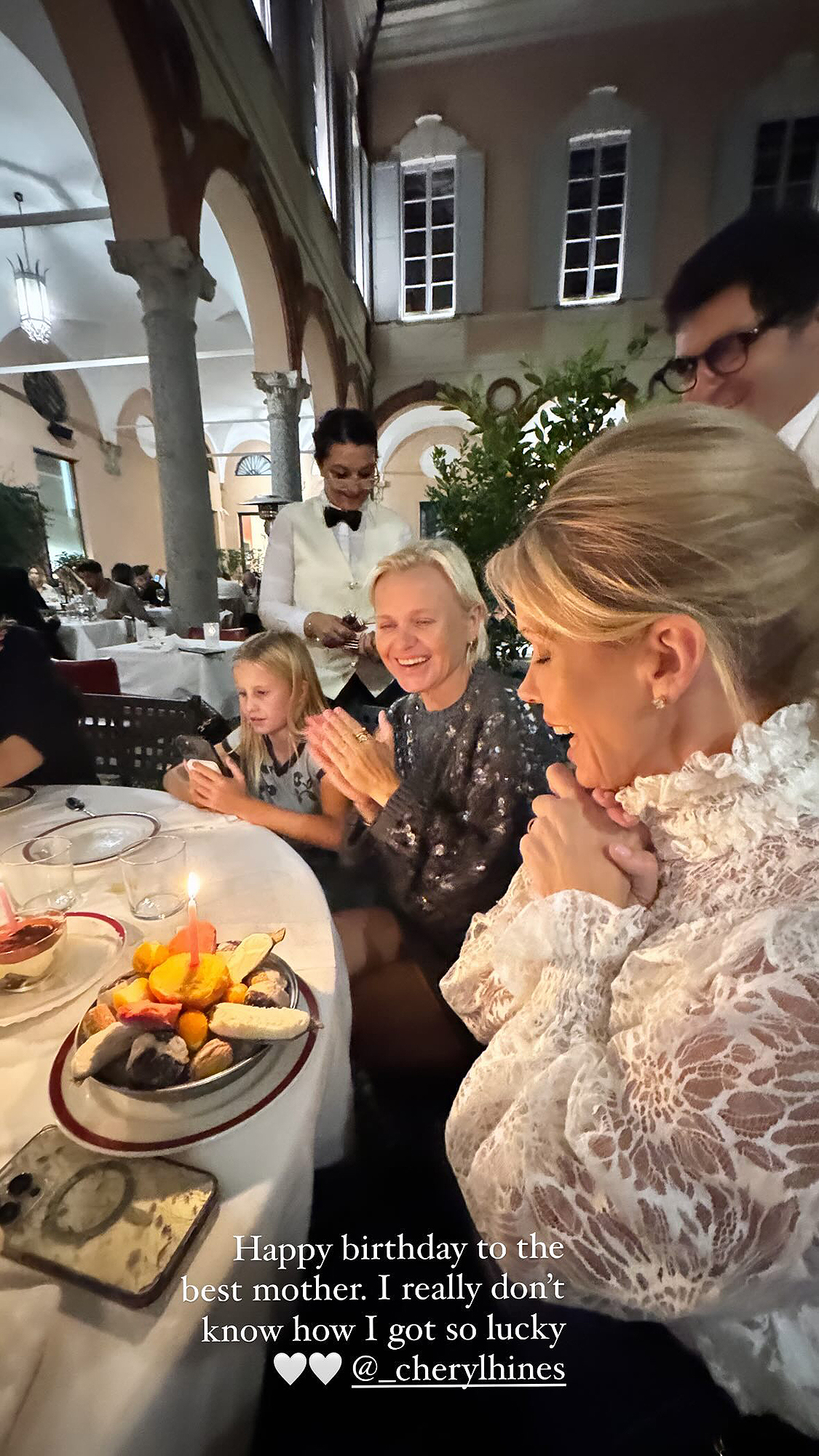 Cheryl Hines comemora aniversário com filha e enteada após escândalo RFK