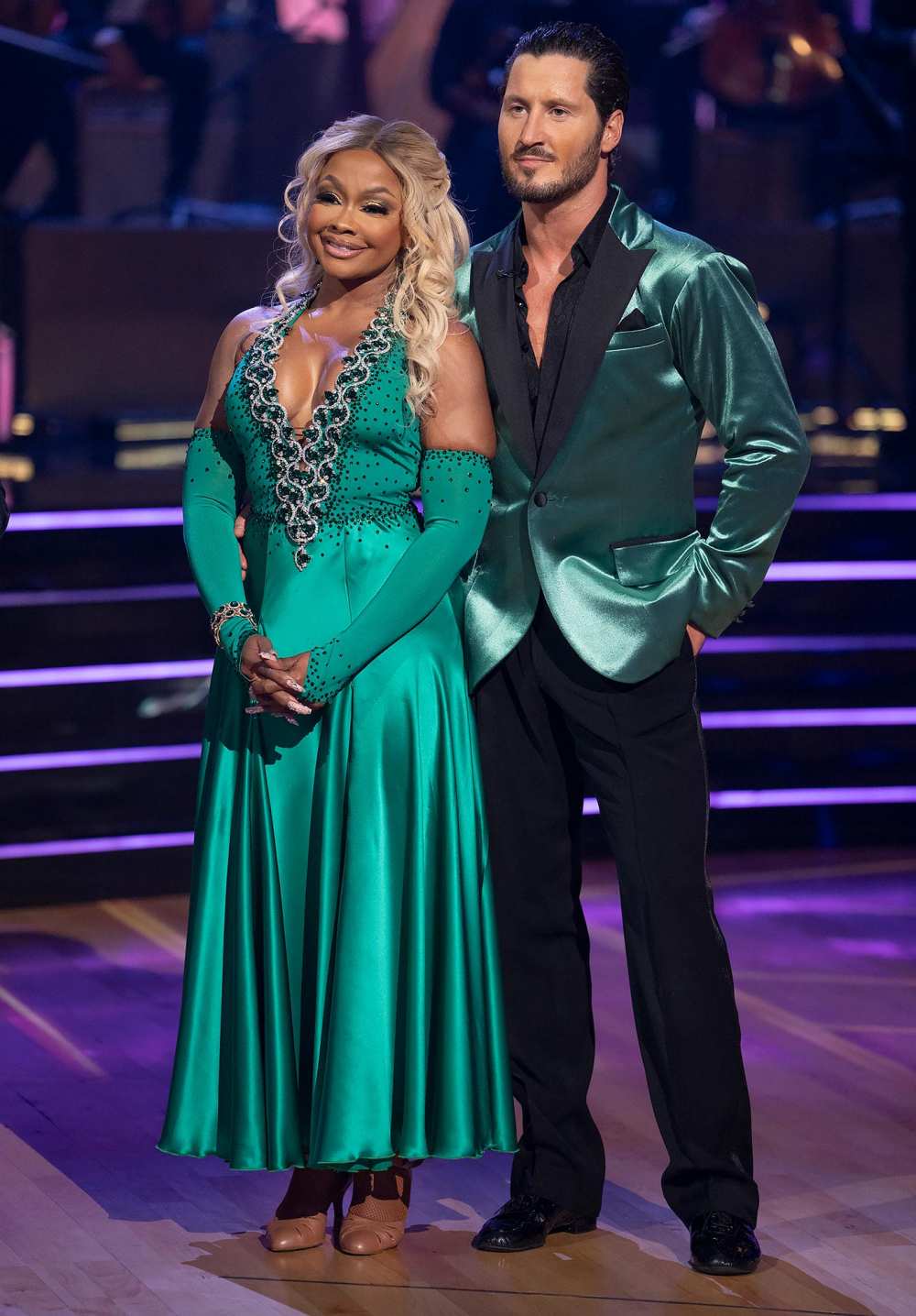 DWTS Val bromea diciendo que está celoso de la química de Phaedra con el juez Derek Hough