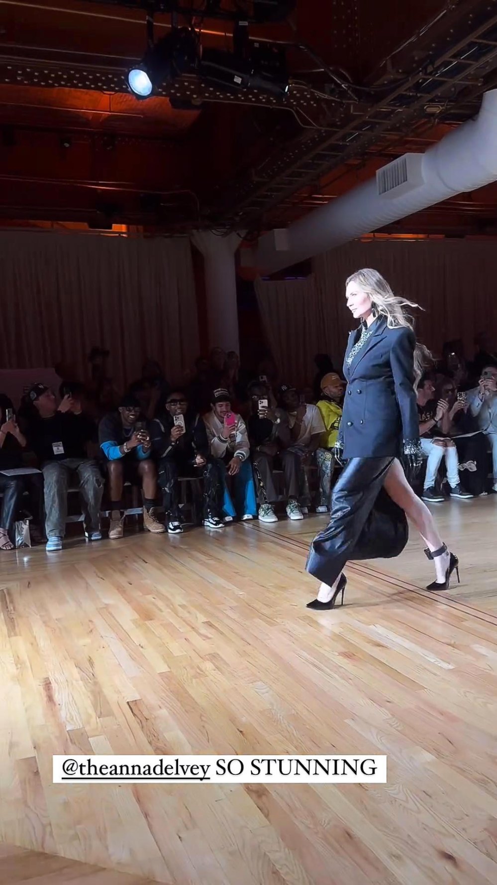 Bailando con las estrellas Ezra Sosa Monitor de tobillo deportivo Un guiño a Anna Delvey en NYFW 010 017