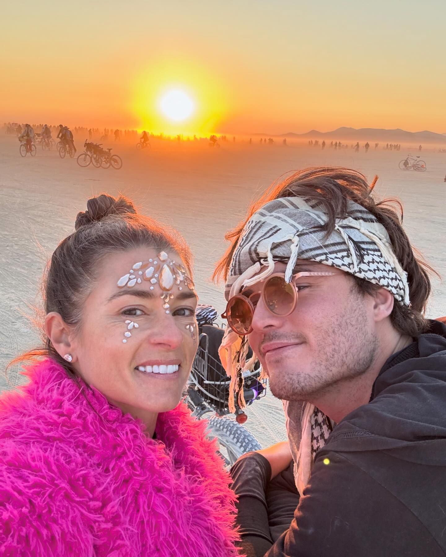 Danica Patrick beija novo namorado e mostra seu abdômen no Burning Man