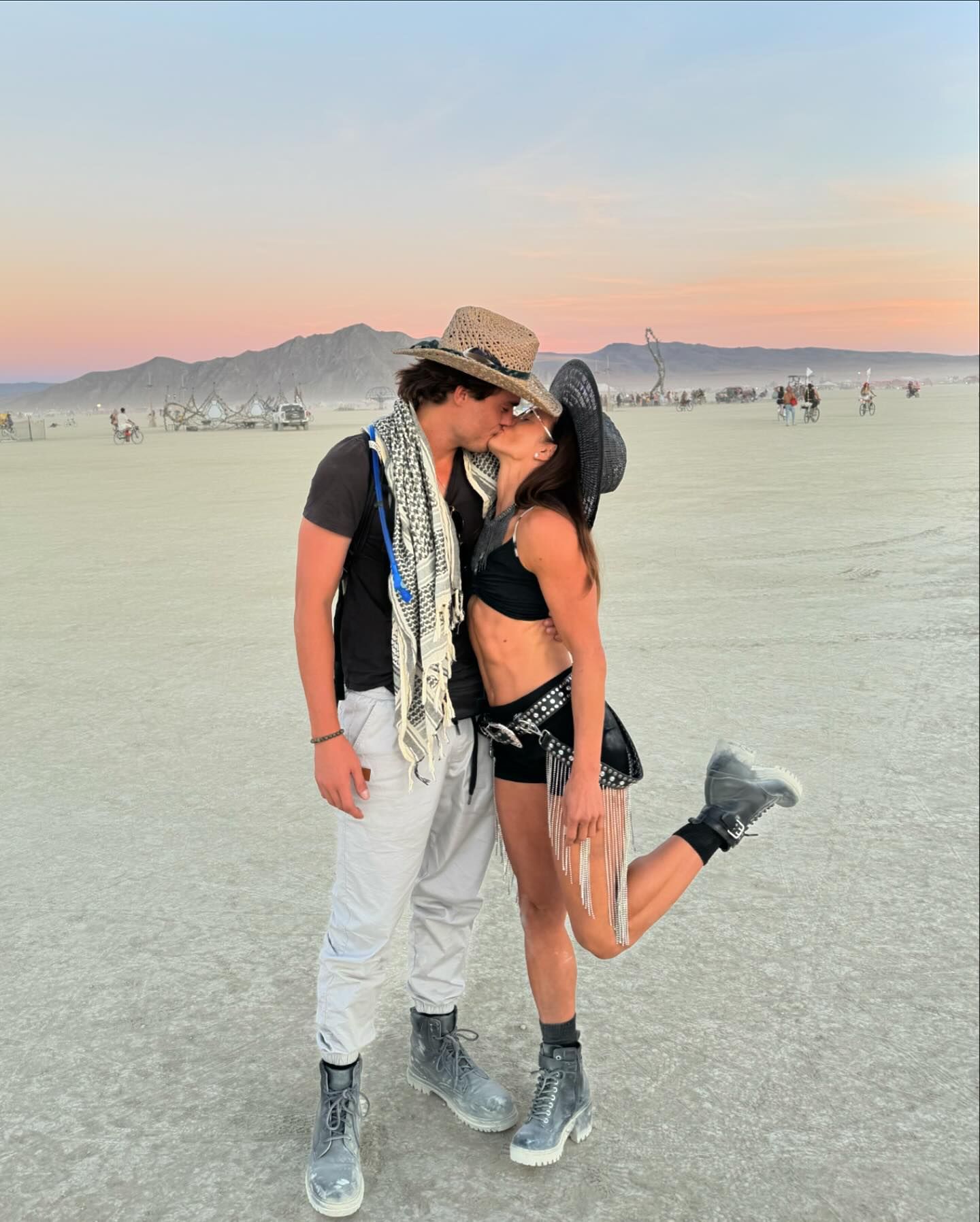 Danica Patrick całuje nowego chłopaka i pokazuje mięśnie brzucha podczas Burning Man