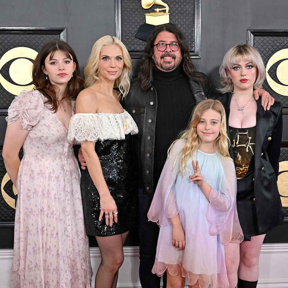 Esposa de Dave Grohl, Jordyn Blum, é flagrada sem aliança de casamento após ele dar as boas-vindas à filha fora do casamento