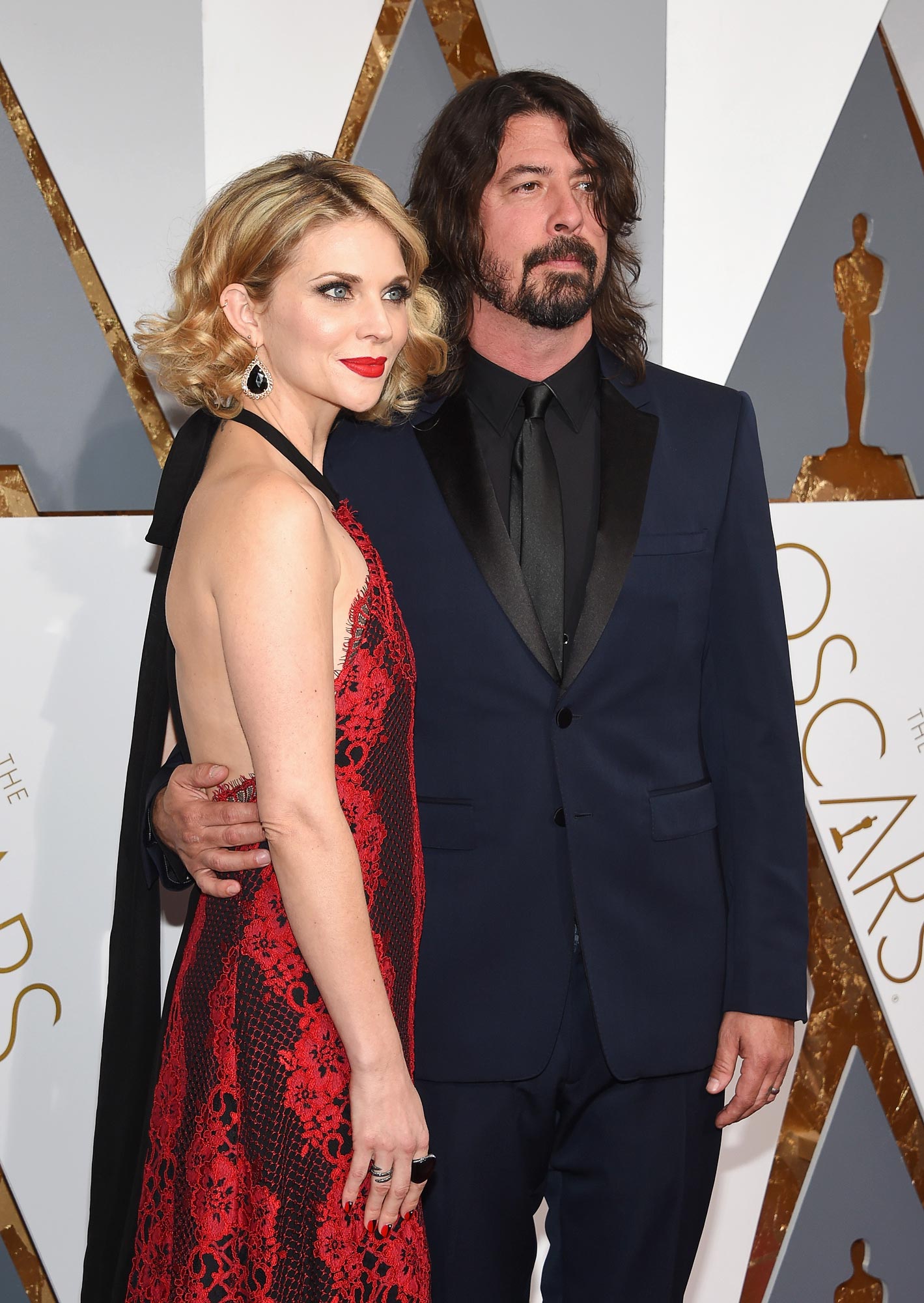 ไทม์ไลน์ความสัมพันธ์ของ Dave Grohl และภรรยา Jordyn Blum