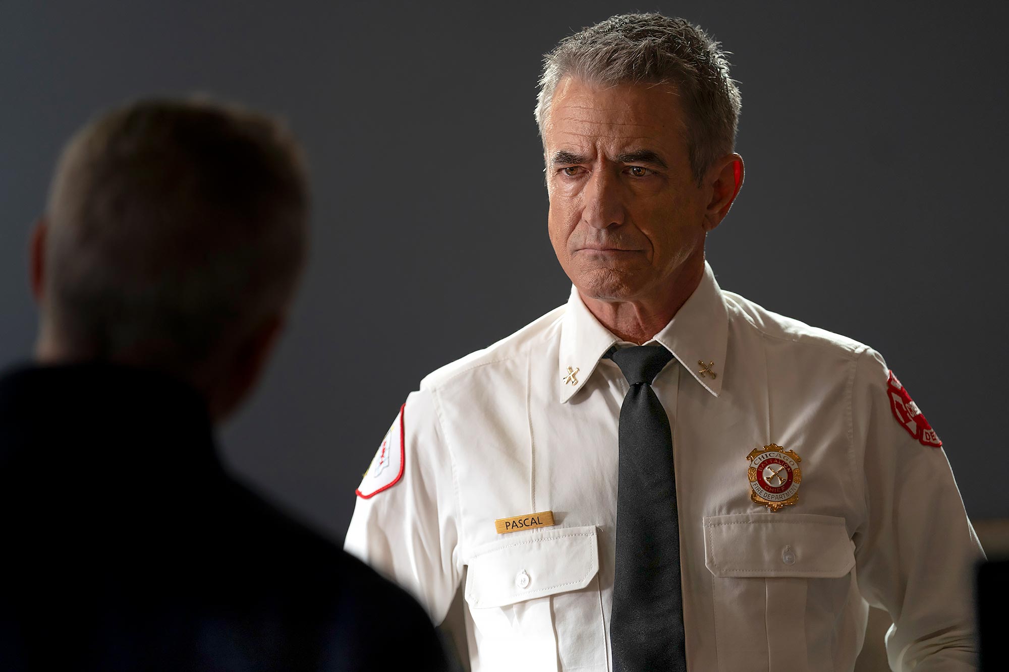 Dermot Mulroney se burla del debut de 'Chicago Fire': Pascal no es el 'amigo' de nadie